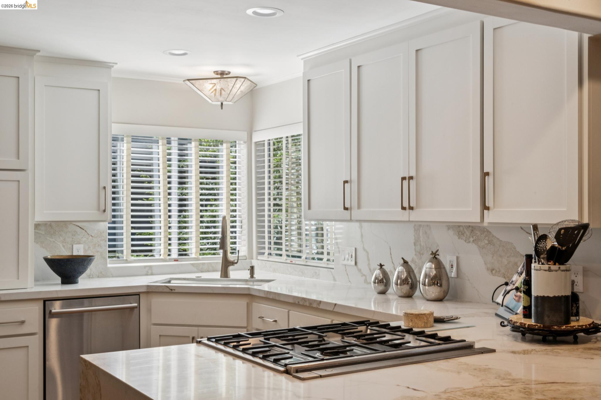 Detail Gallery Image 23 of 48 For 2929 Holyrood Drive, Oakland,  CA 94611 - 3 Beds | 2/1 Baths