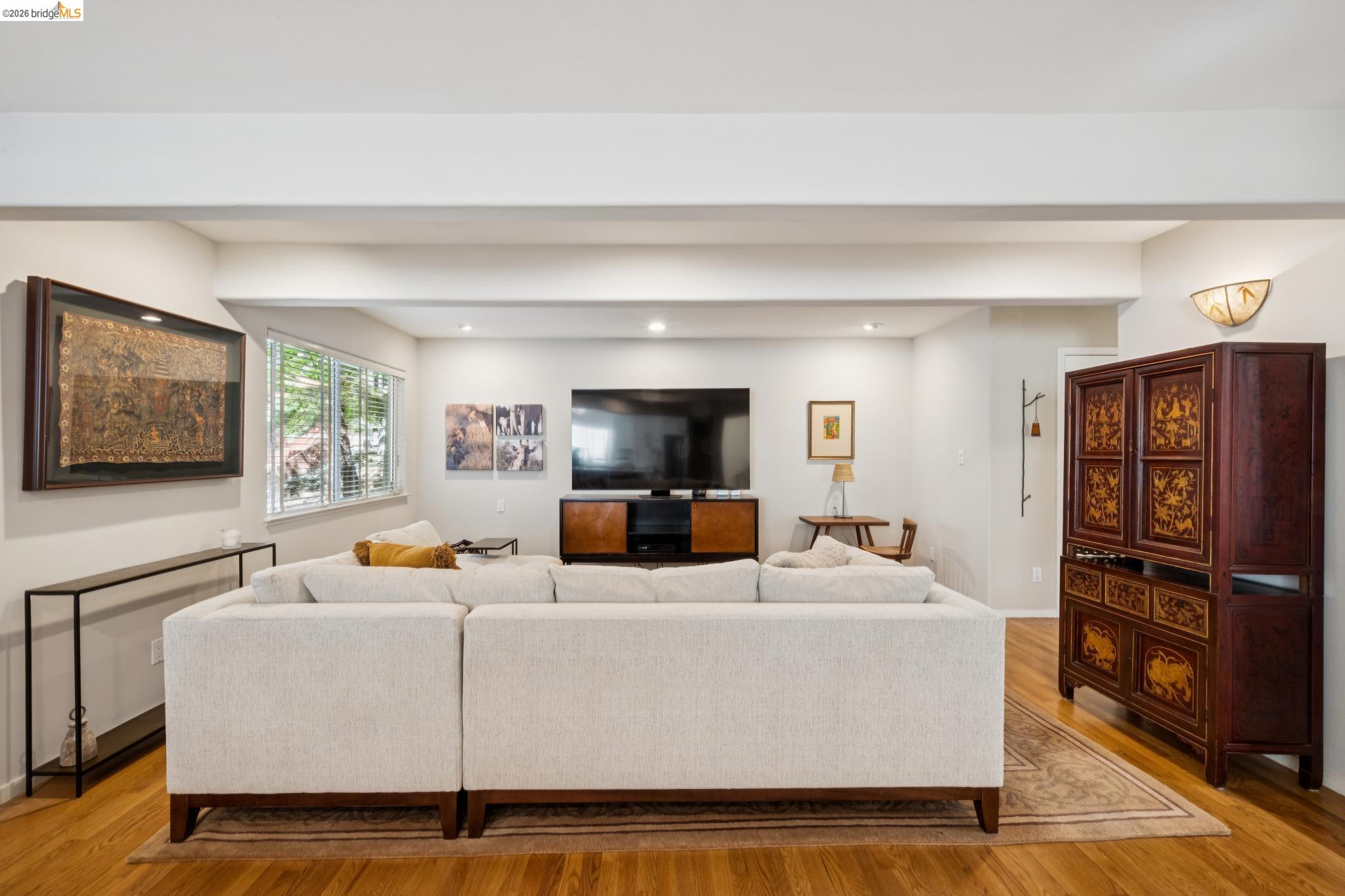 Detail Gallery Image 24 of 45 For 2929 Holyrood Drive, Oakland,  CA 94611 - 3 Beds | 2/1 Baths