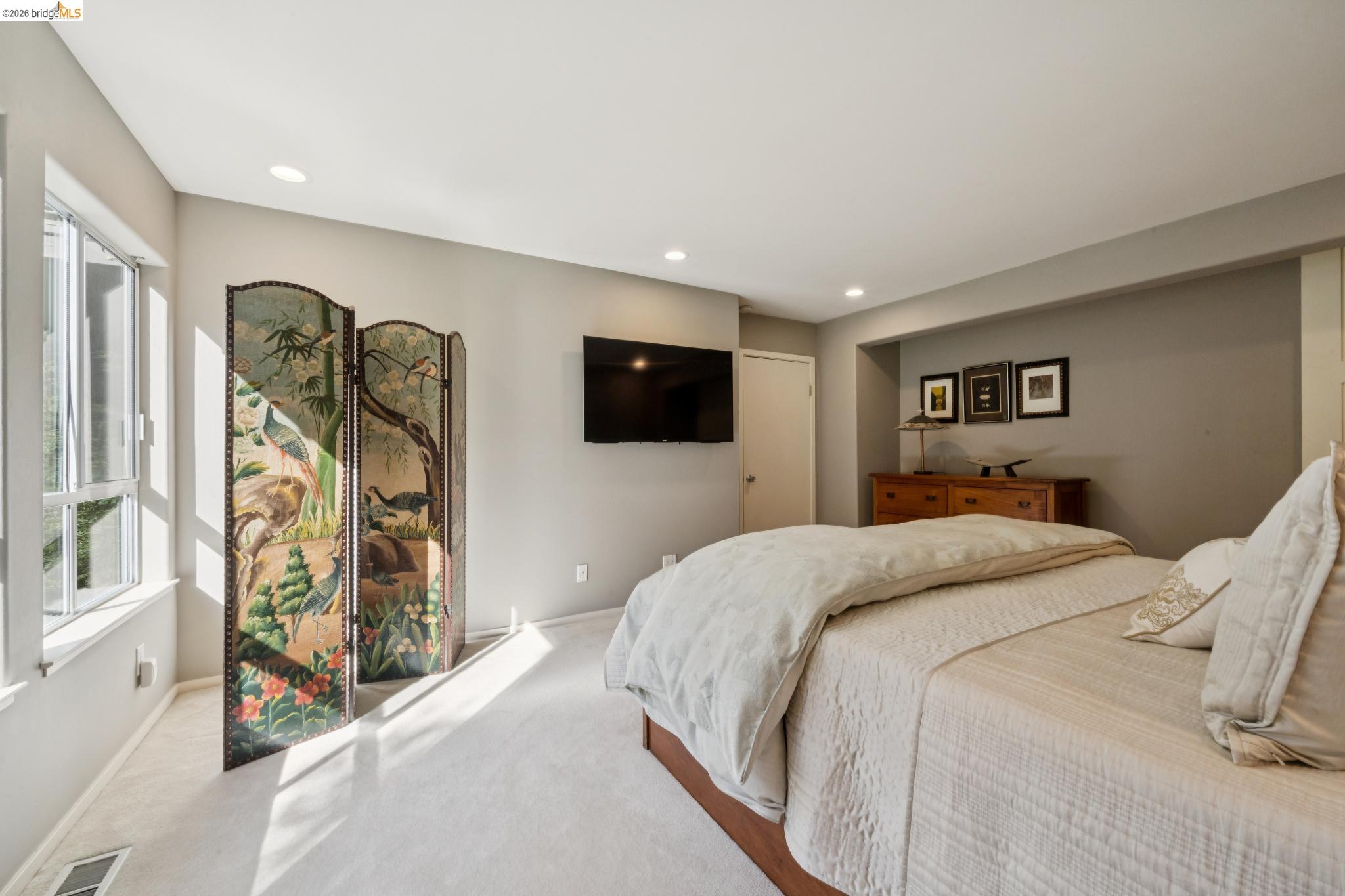 Detail Gallery Image 25 of 42 For 2929 Holyrood Drive, Oakland,  CA 94611 - 3 Beds | 2/1 Baths