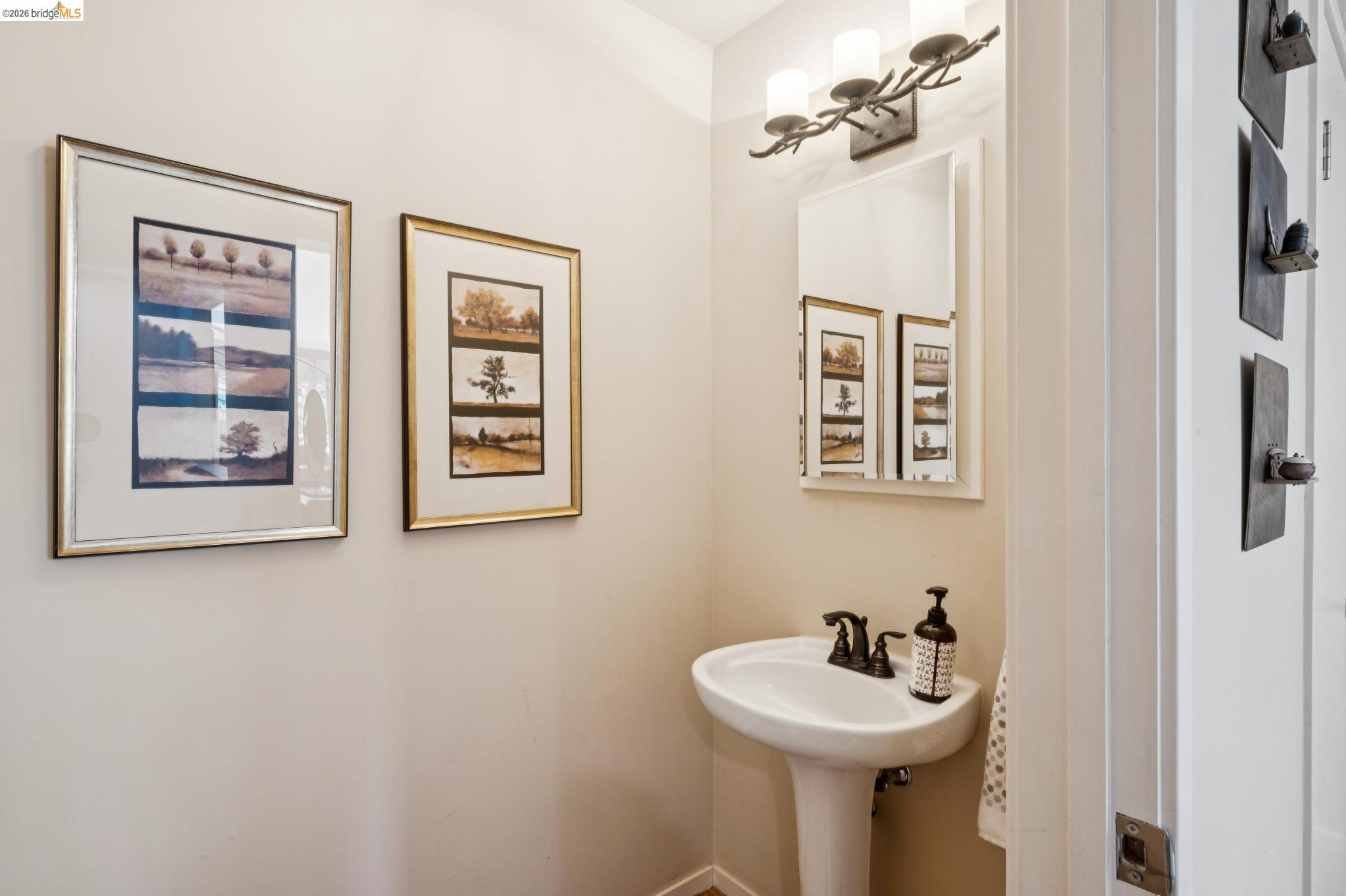Detail Gallery Image 30 of 48 For 2929 Holyrood Drive, Oakland,  CA 94611 - 3 Beds | 2/1 Baths