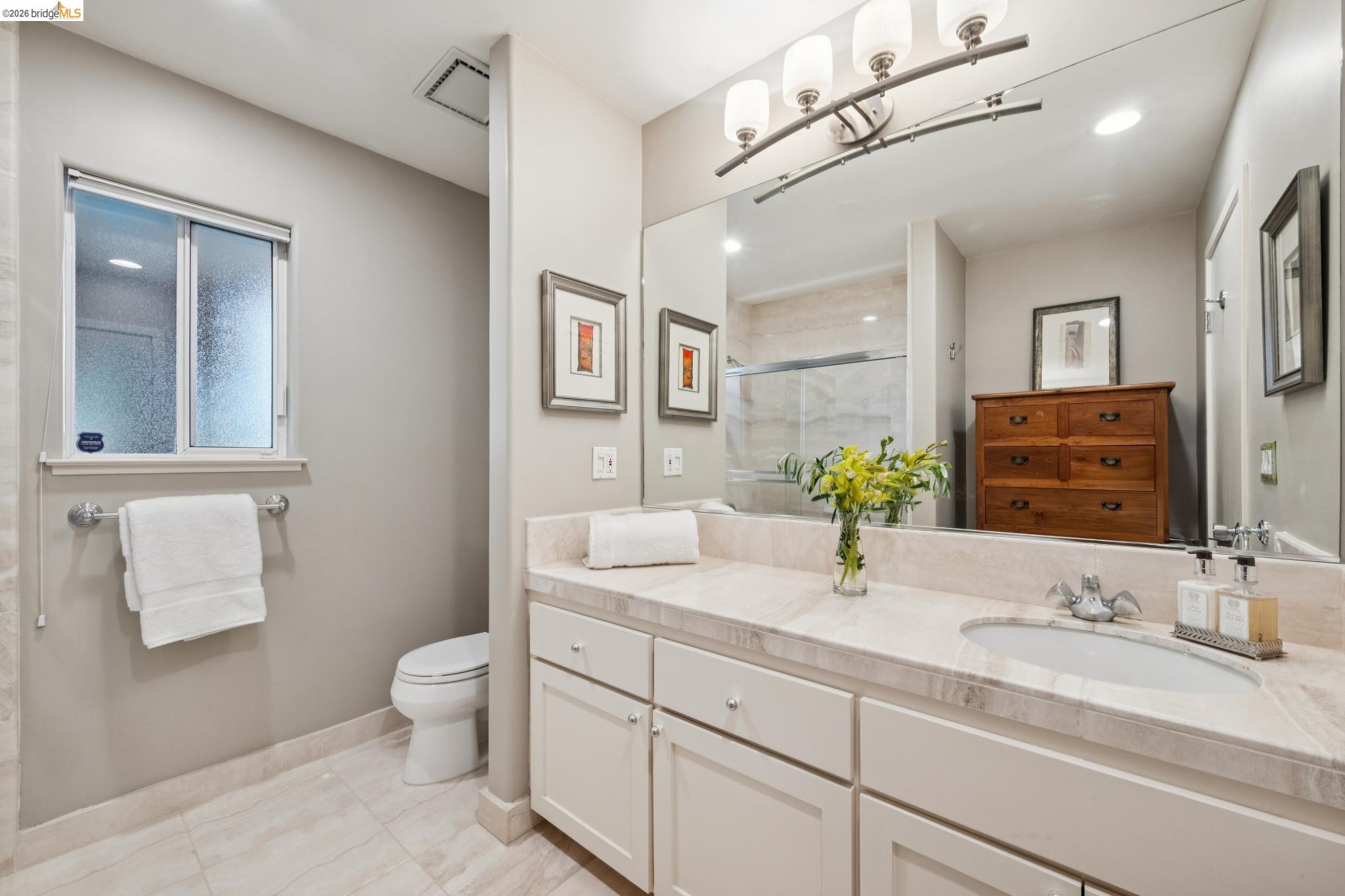 Detail Gallery Image 34 of 42 For 2929 Holyrood Drive, Oakland,  CA 94611 - 3 Beds | 2/1 Baths