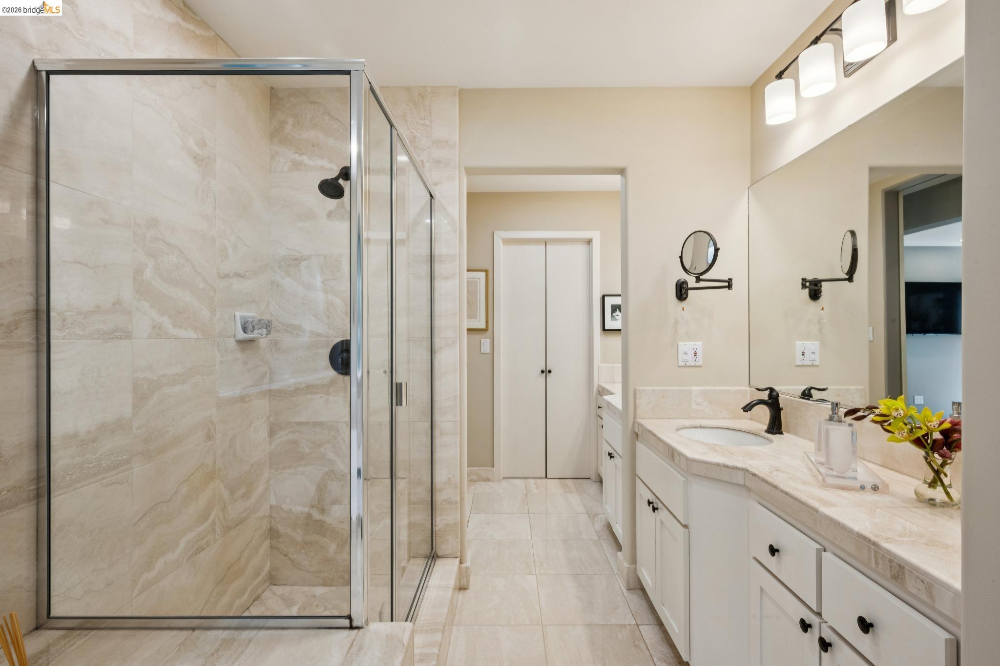 Detail Gallery Image 34 of 45 For 2929 Holyrood Drive, Oakland,  CA 94611 - 3 Beds | 2/1 Baths