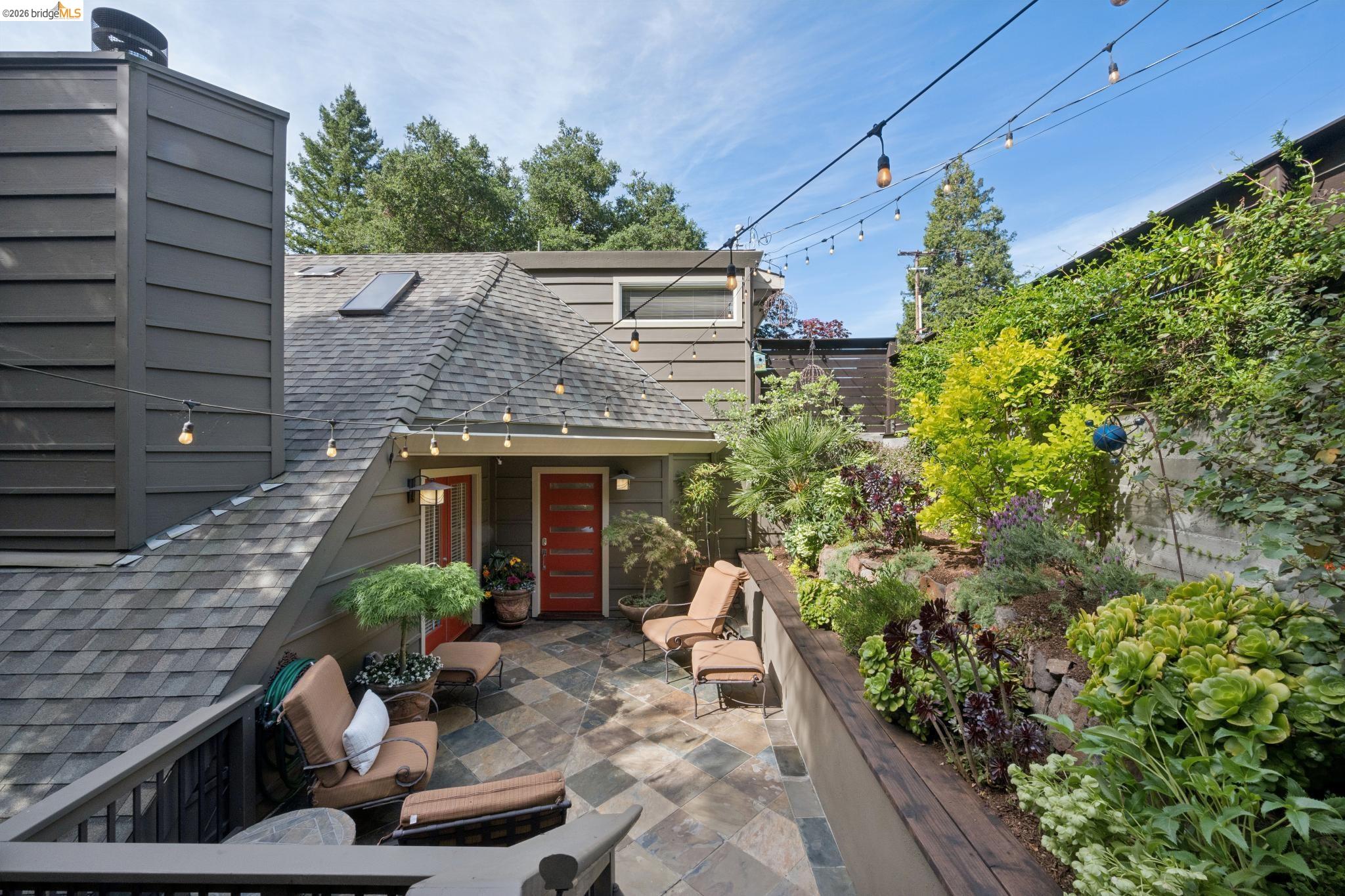 Detail Gallery Image 40 of 42 For 2929 Holyrood Drive, Oakland,  CA 94611 - 3 Beds | 2/1 Baths