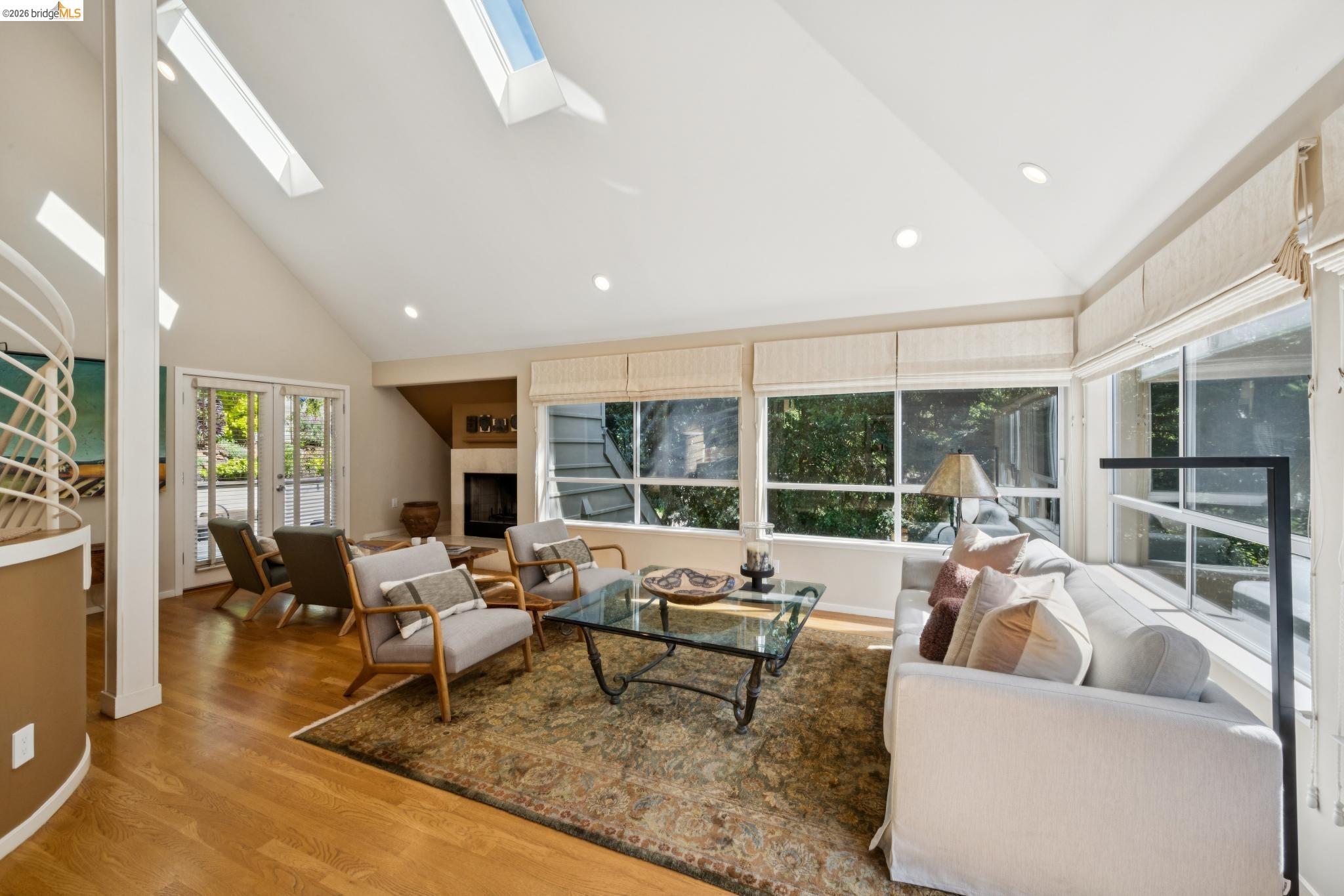 Detail Gallery Image 5 of 42 For 2929 Holyrood Drive, Oakland,  CA 94611 - 3 Beds | 2/1 Baths