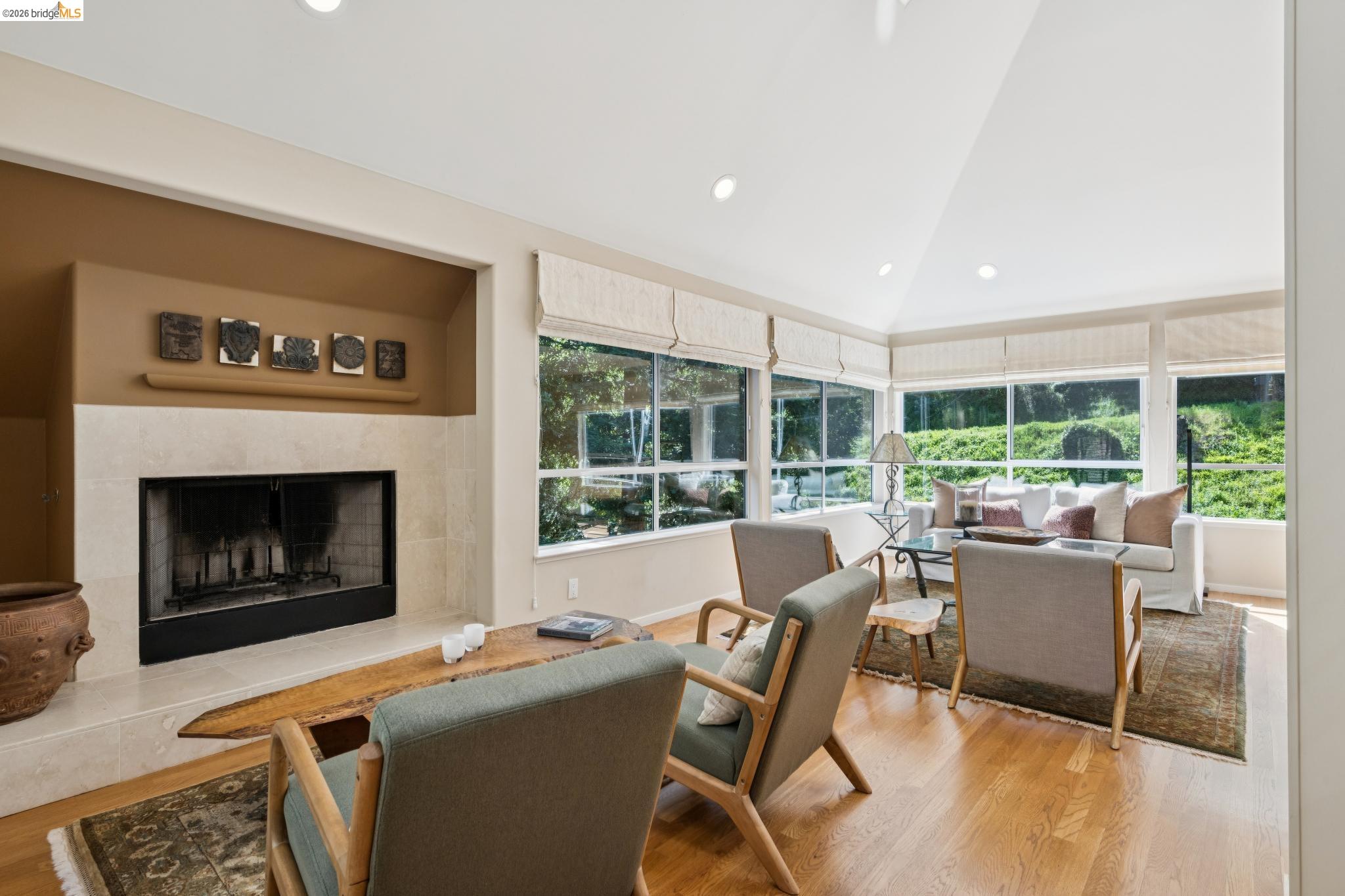 Detail Gallery Image 6 of 42 For 2929 Holyrood Drive, Oakland,  CA 94611 - 3 Beds | 2/1 Baths