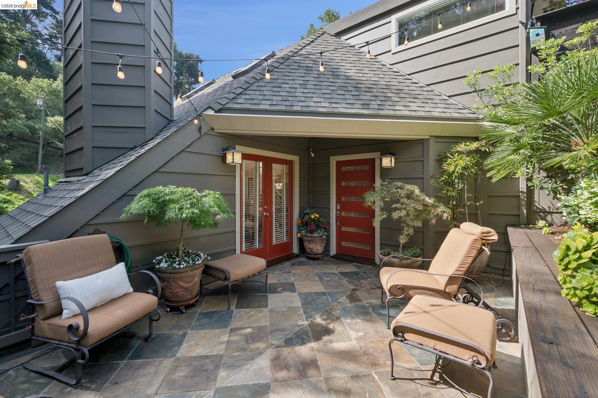 Detail Gallery Image 6 of 48 For 2929 Holyrood Drive, Oakland,  CA 94611 - 3 Beds | 2/1 Baths