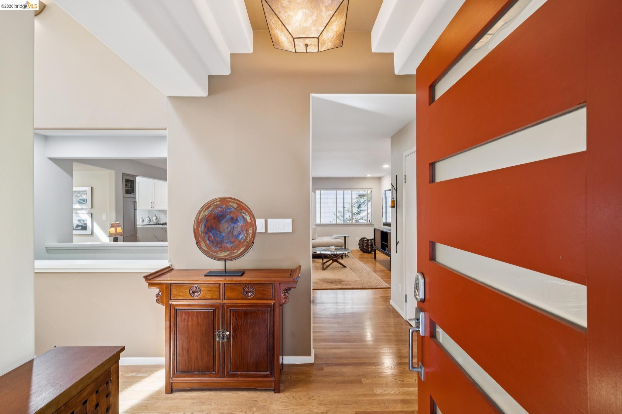 Detail Gallery Image 8 of 48 For 2929 Holyrood Drive, Oakland,  CA 94611 - 3 Beds | 2/1 Baths