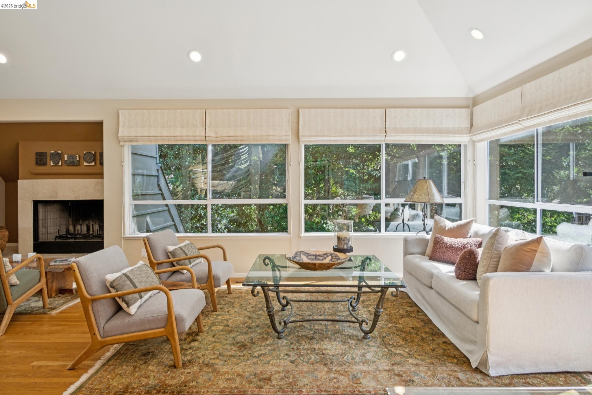 Detail Gallery Image 9 of 48 For 2929 Holyrood Drive, Oakland,  CA 94611 - 3 Beds | 2/1 Baths