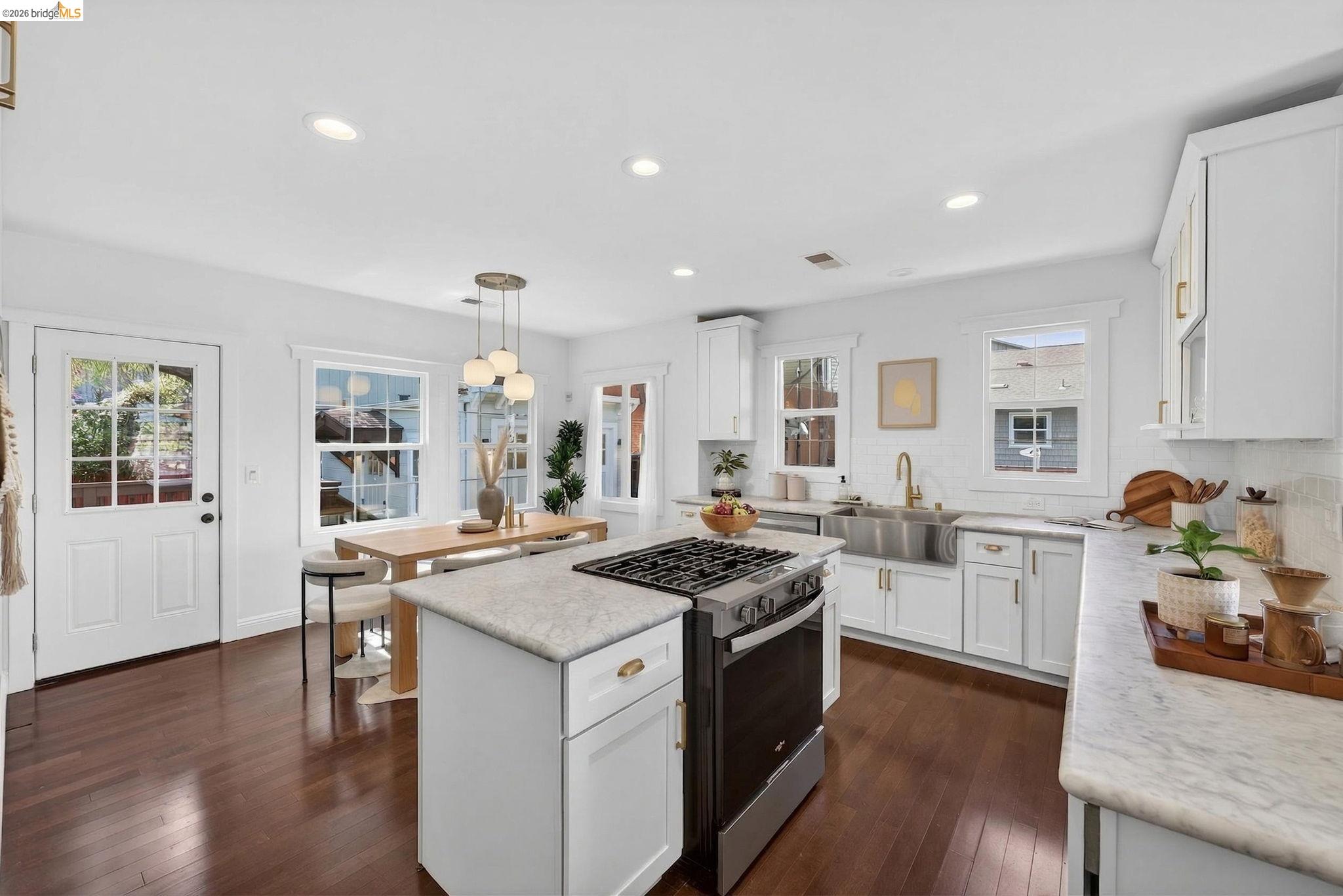 Detail Gallery Image 16 of 29 For 1075 41st St, Emeryville,  CA 94608 - 3 Beds | 3 Baths