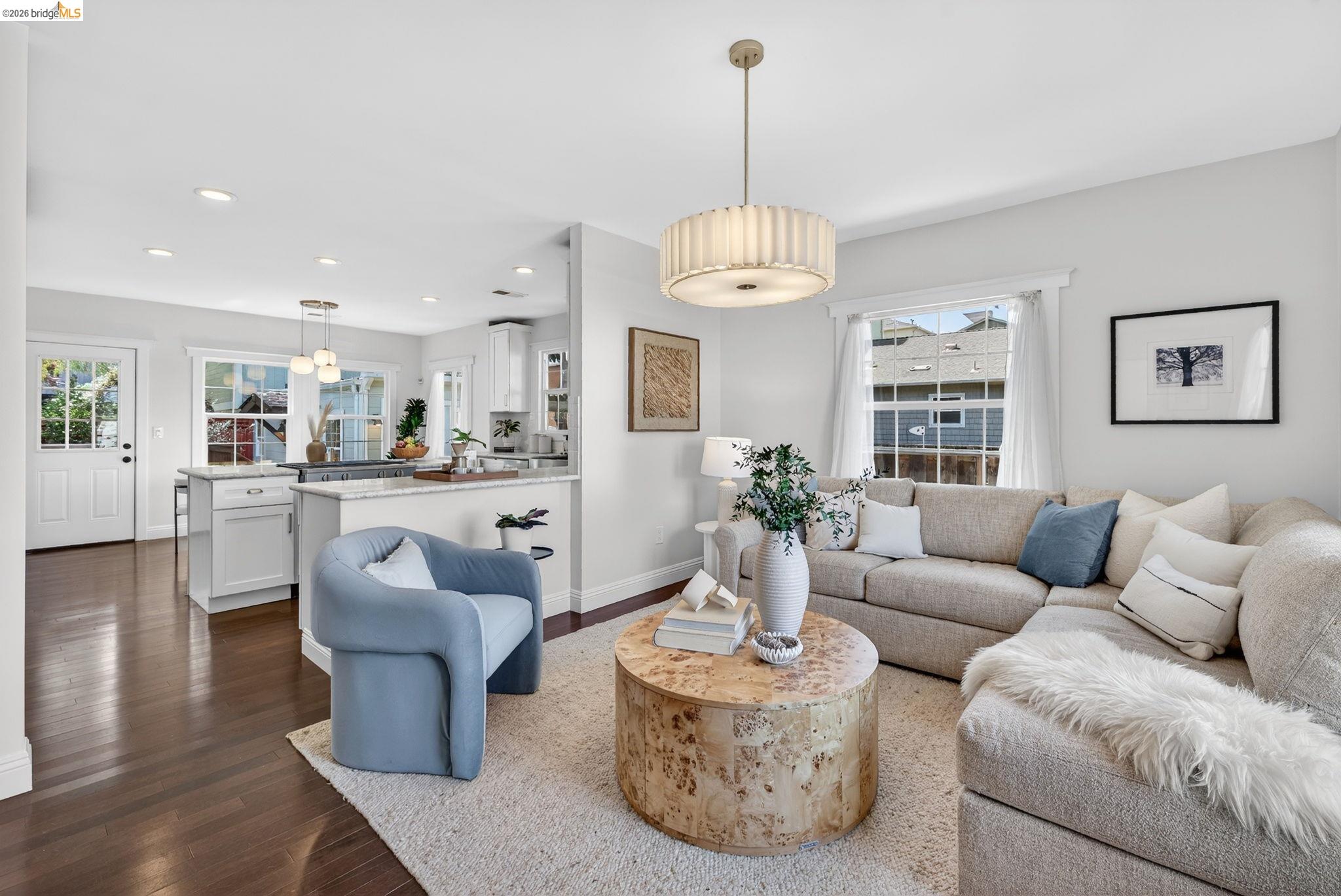 Detail Gallery Image 5 of 29 For 1075 41st St, Emeryville,  CA 94608 - 3 Beds | 3 Baths