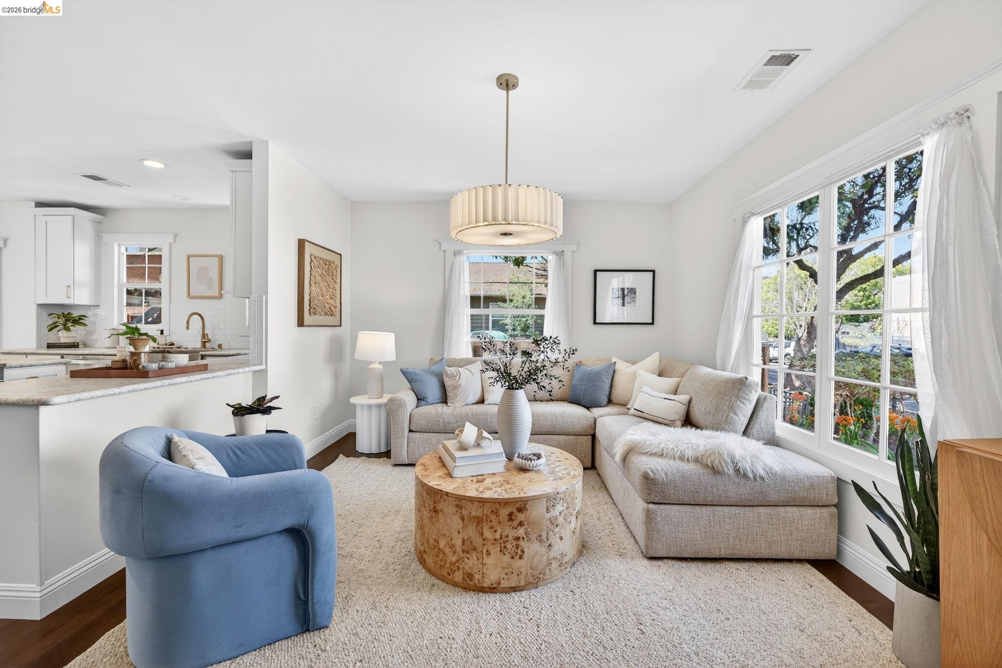 Detail Gallery Image 6 of 29 For 1075 41st St, Emeryville,  CA 94608 - 3 Beds | 3 Baths