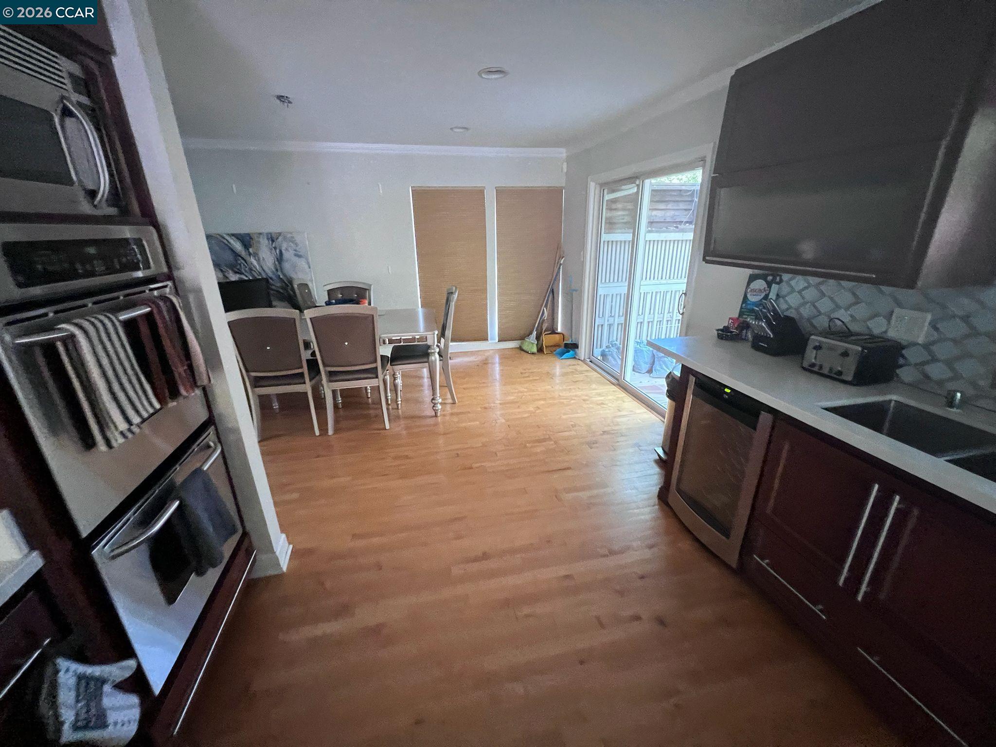 Detail Gallery Image 2 of 13 For 7672 Surrey Ln, Oakland,  CA 94605 - 3 Beds | 2 Baths