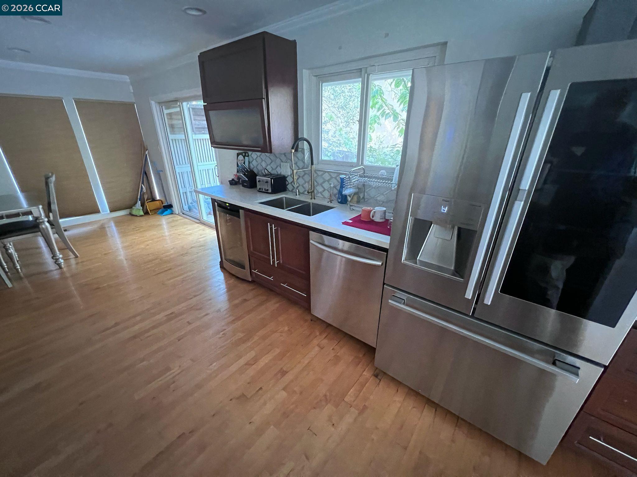 Detail Gallery Image 3 of 13 For 7672 Surrey Ln, Oakland,  CA 94605 - 3 Beds | 2 Baths