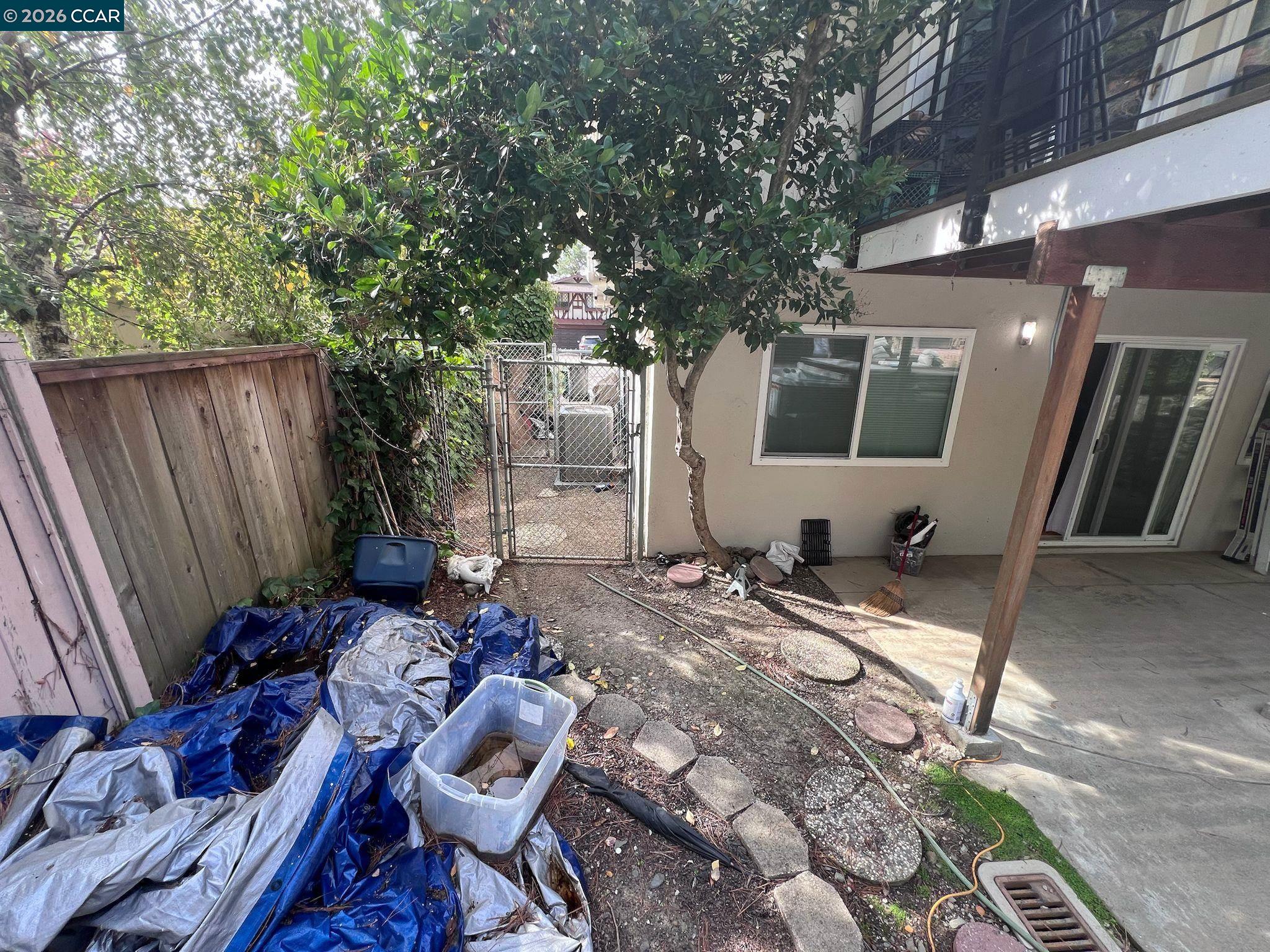 Detail Gallery Image 4 of 13 For 7672 Surrey Ln, Oakland,  CA 94605 - 3 Beds | 2 Baths