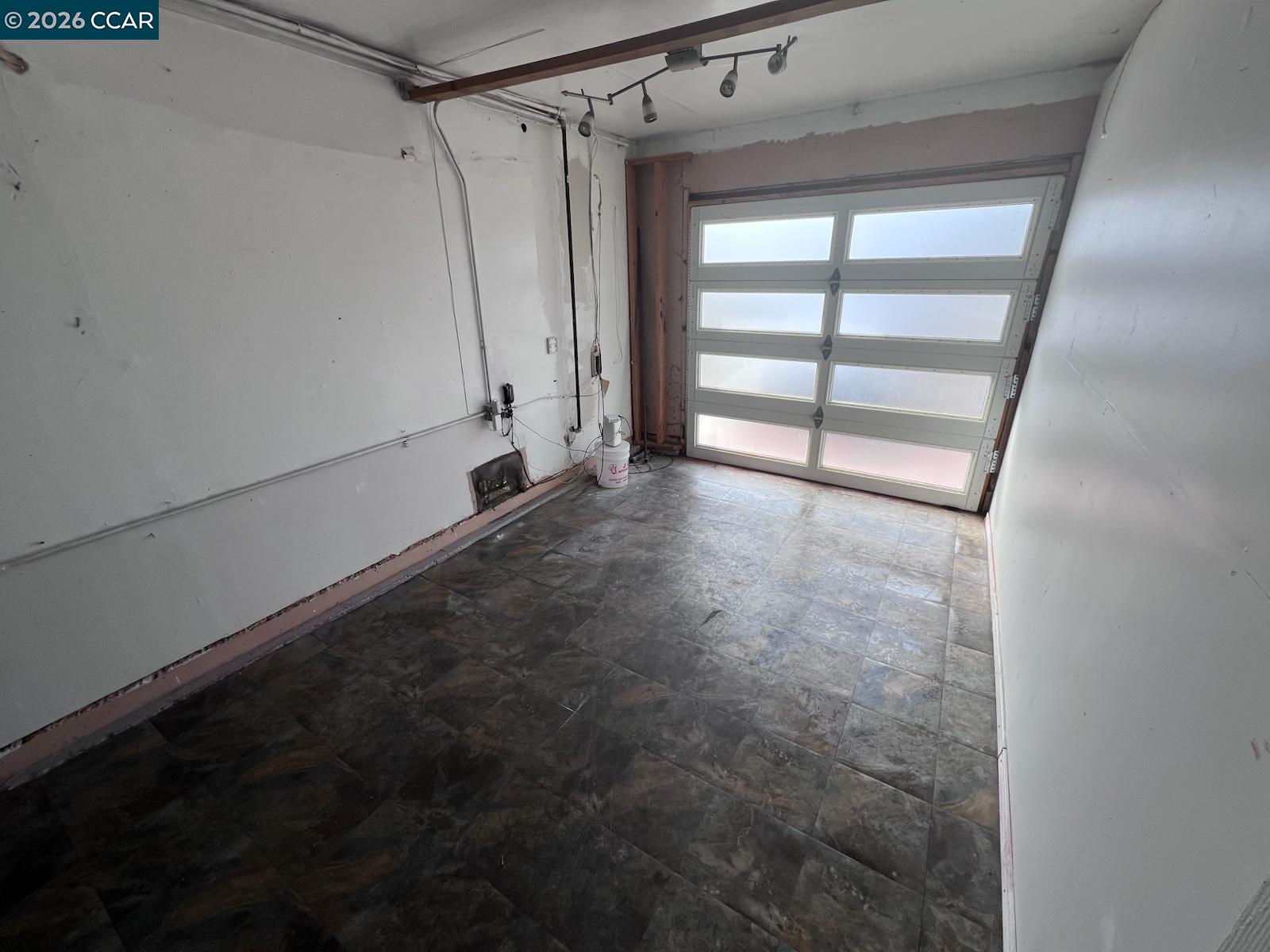 Detail Gallery Image 8 of 13 For 7672 Surrey Ln, Oakland,  CA 94605 - 3 Beds | 2 Baths