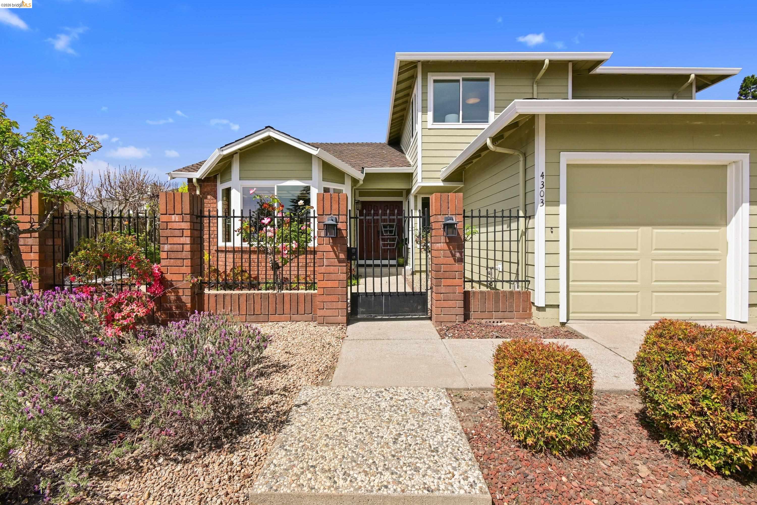 Detail Gallery Image 2 of 53 For 4303 Chamberlin Ct, Oakland,  CA 94619 - 4 Beds | 3 Baths