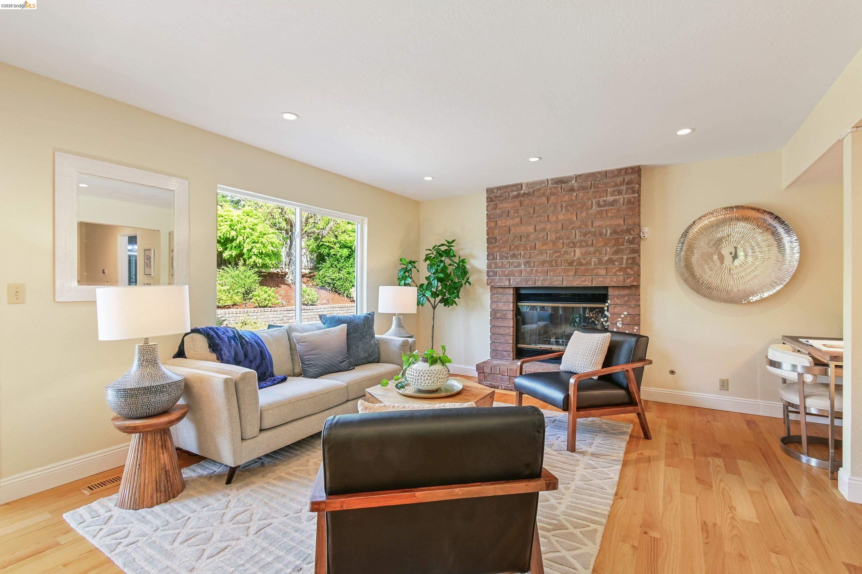 Detail Gallery Image 13 of 53 For 4303 Chamberlin Ct, Oakland,  CA 94619 - 4 Beds | 3 Baths