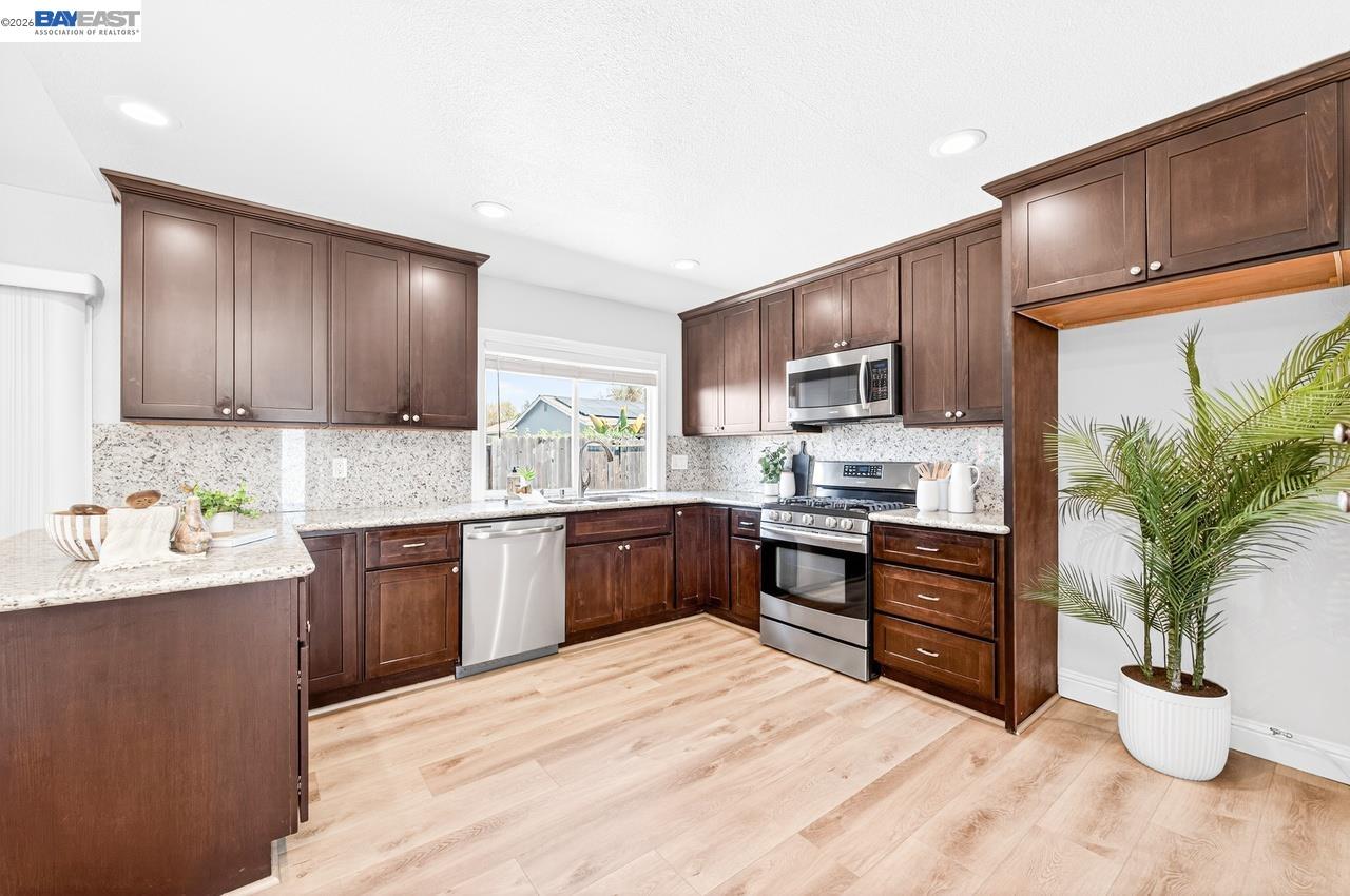 Detail Gallery Image 13 of 42 For 1184 Crystal Cir, Livermore,  CA 94550 - 4 Beds | 2 Baths