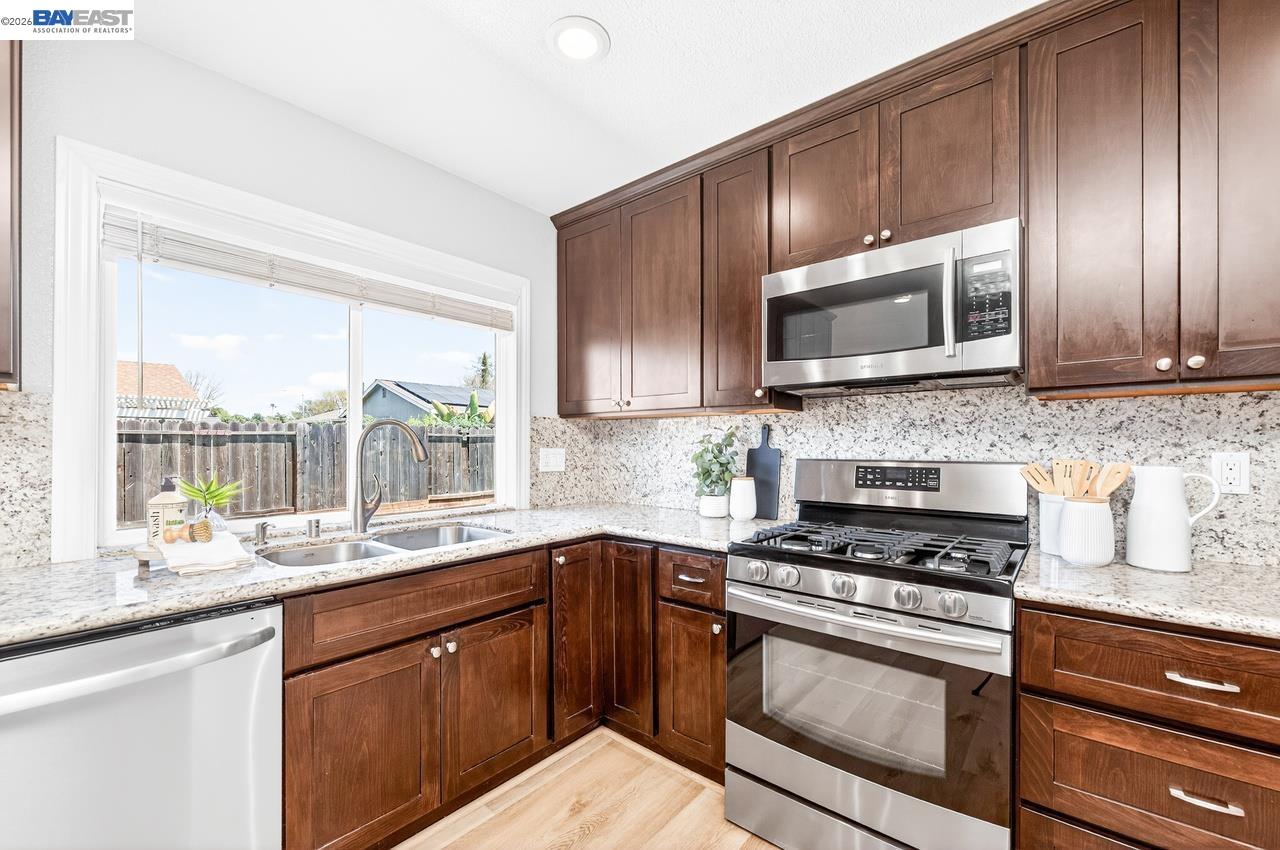 Detail Gallery Image 14 of 42 For 1184 Crystal Cir, Livermore,  CA 94550 - 4 Beds | 2 Baths