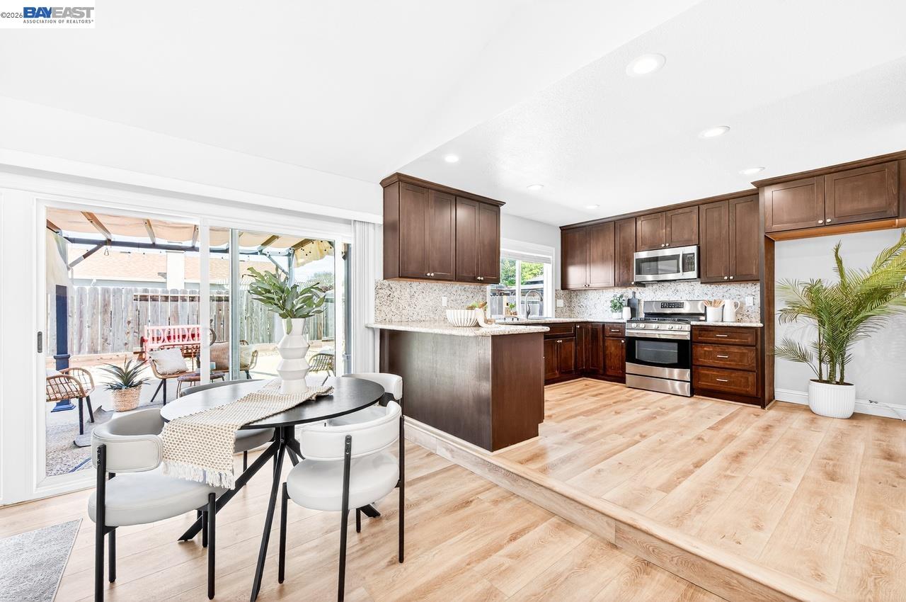 Detail Gallery Image 18 of 42 For 1184 Crystal Cir, Livermore,  CA 94550 - 4 Beds | 2 Baths