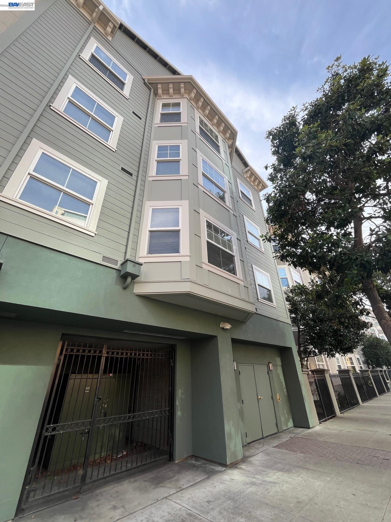 Detail Gallery Image 3 of 4 For 901 Clay St, Oakland,  CA 94607 - – Beds | – Baths