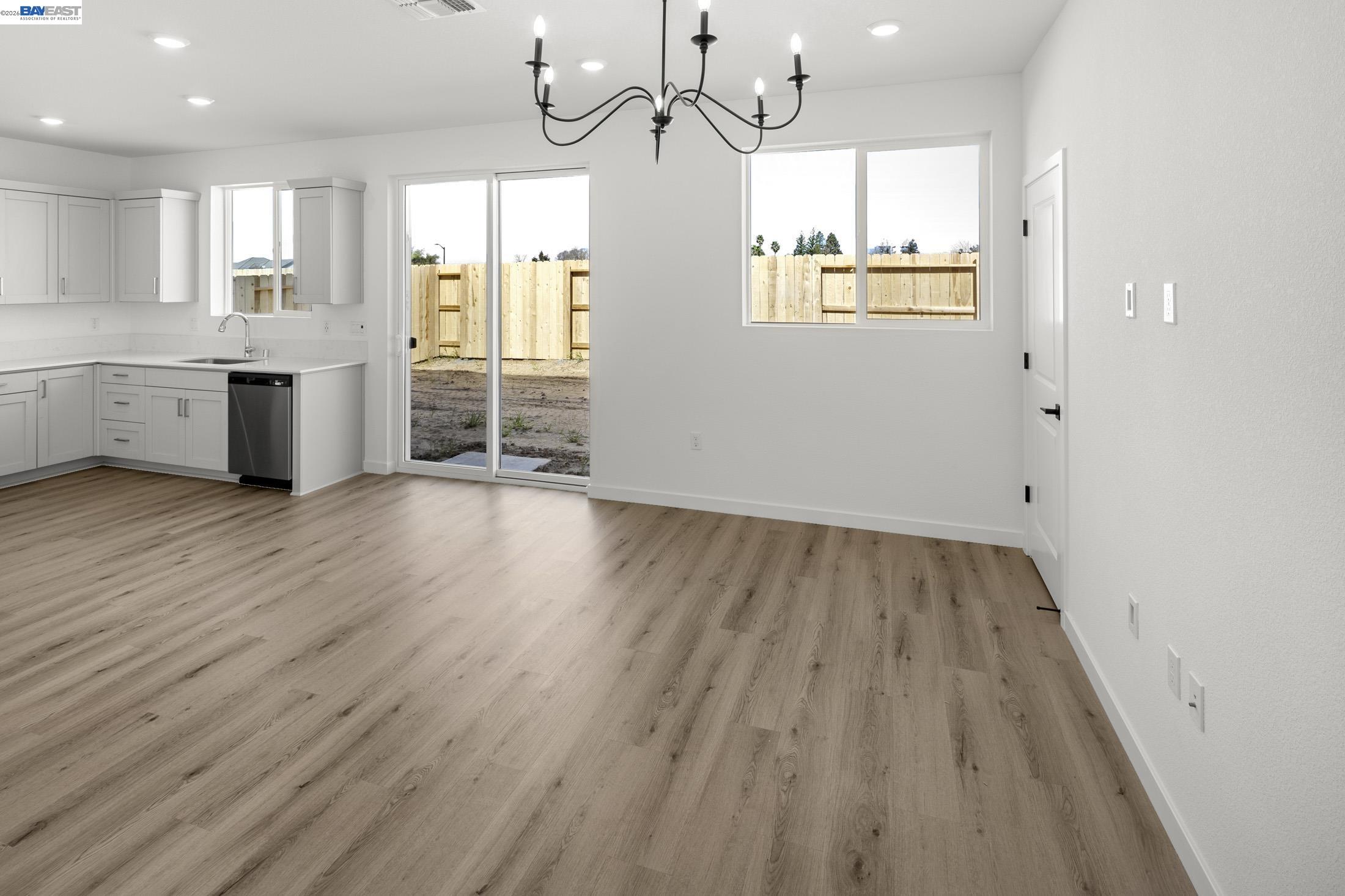 Detail Gallery Image 4 of 21 For 863 Pecan Tree Ln, Galt,  CA 95632 - 3 Beds | 2/1 Baths