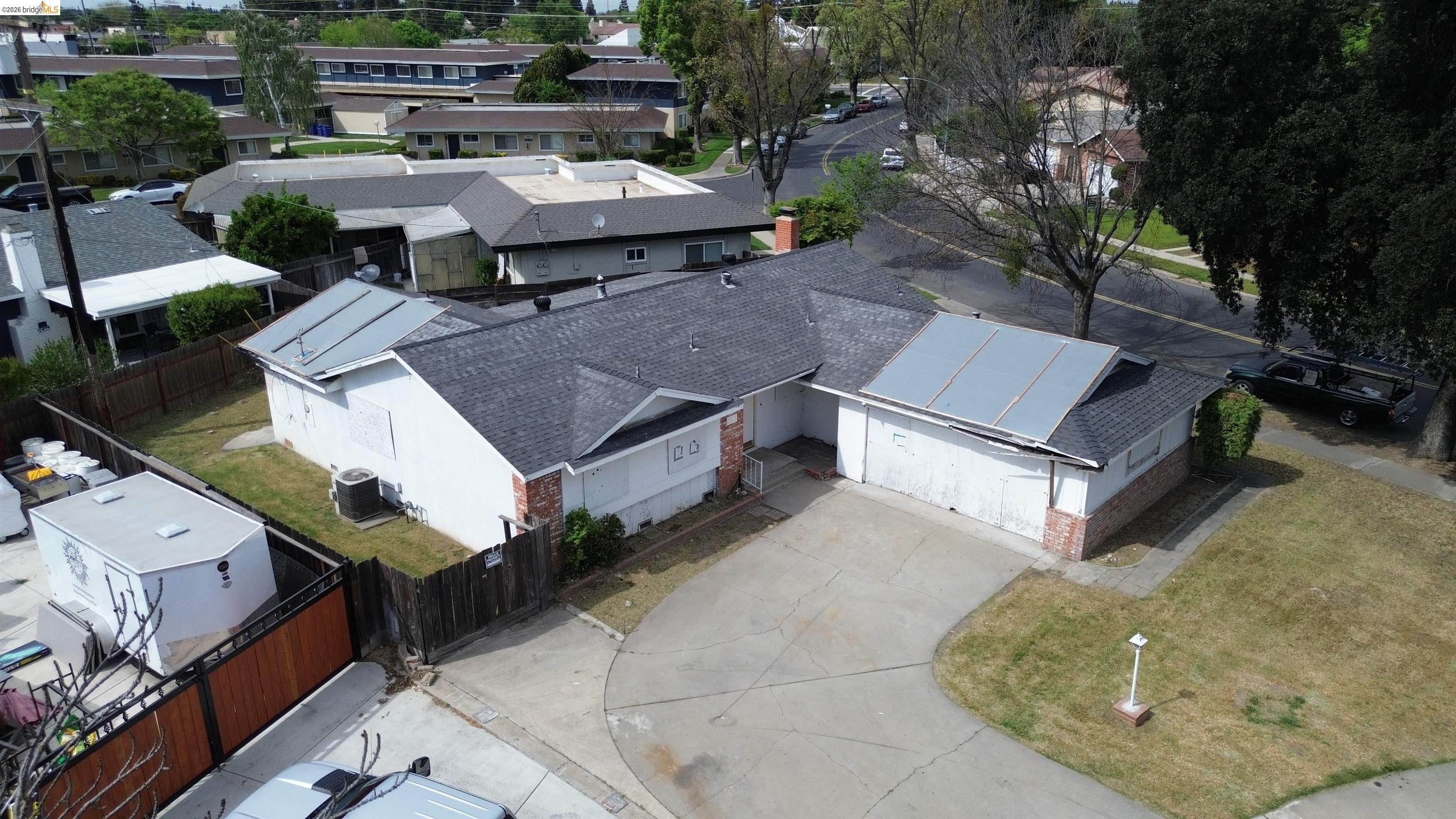 Detail Gallery Image 1 of 30 For 1013 Colonial Ct, Modesto,  CA 95350 - 3 Beds | 2 Baths