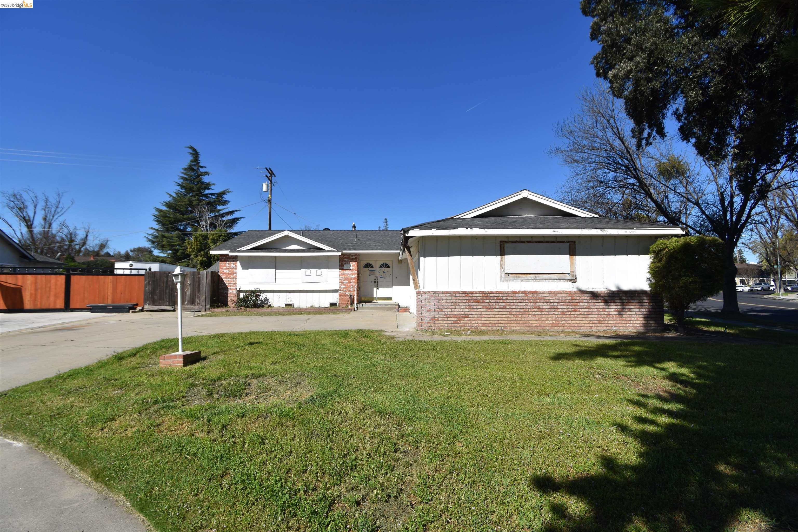 Detail Gallery Image 2 of 30 For 1013 Colonial Ct, Modesto,  CA 95350 - 3 Beds | 2 Baths