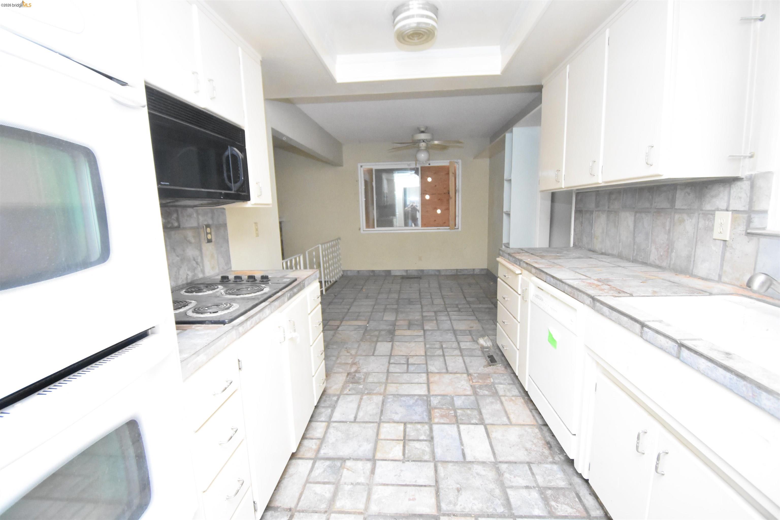 Detail Gallery Image 12 of 30 For 1013 Colonial Ct, Modesto,  CA 95350 - 3 Beds | 2 Baths