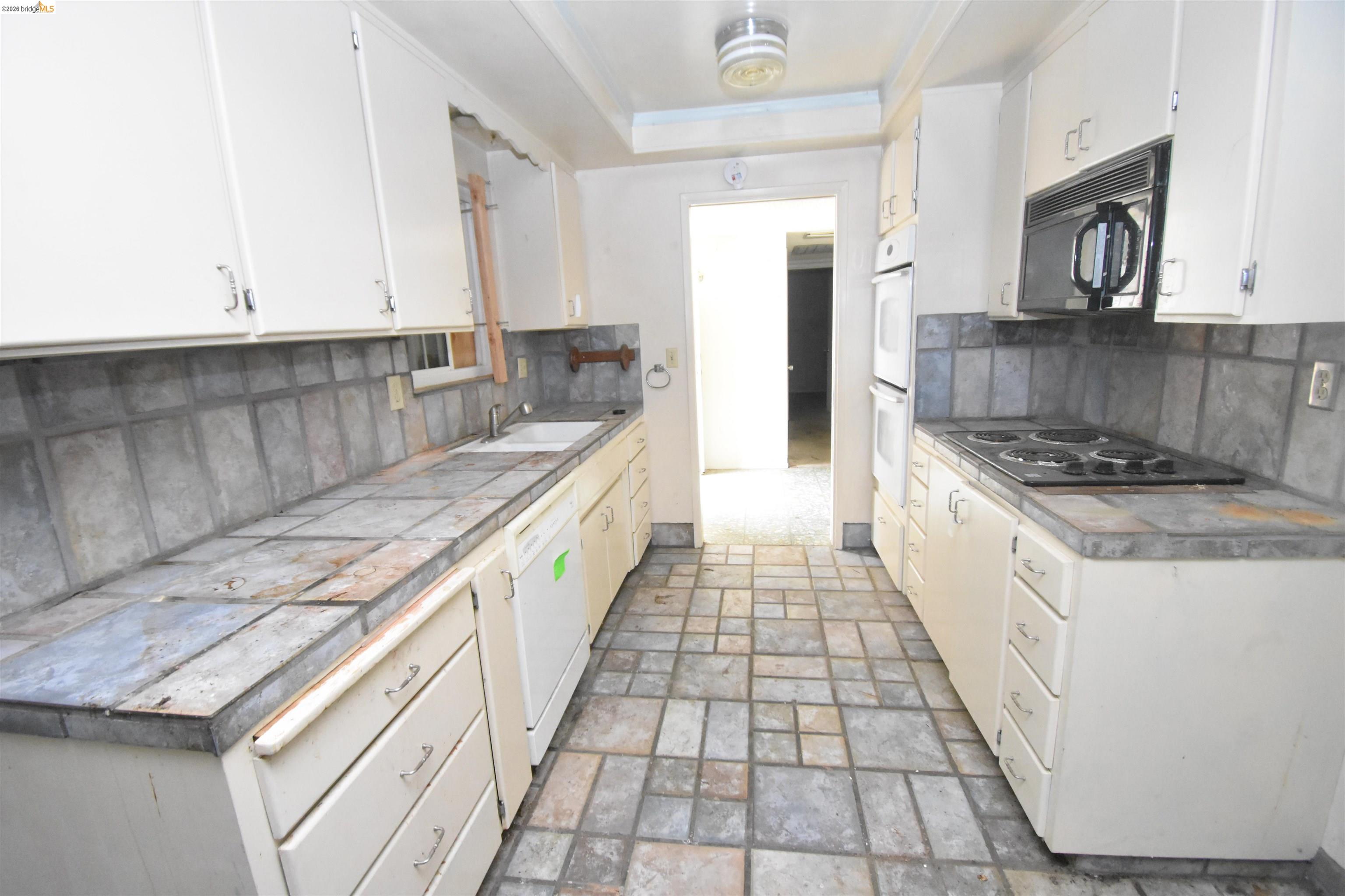 Detail Gallery Image 10 of 30 For 1013 Colonial Ct, Modesto,  CA 95350 - 3 Beds | 2 Baths