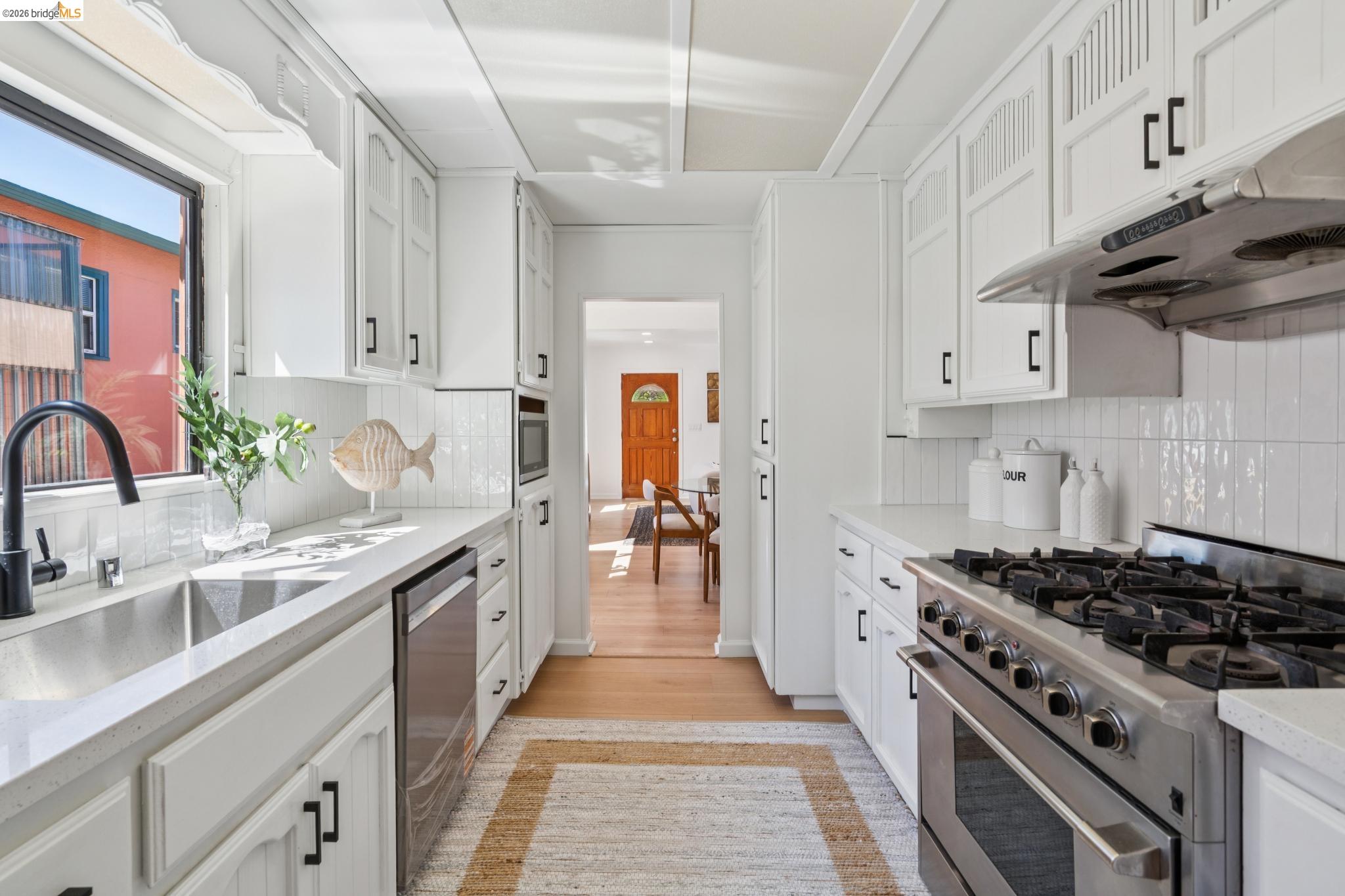 Detail Gallery Image 13 of 55 For 2328 Bartlett St, Oakland,  CA 94601 - 5 Beds | 2 Baths