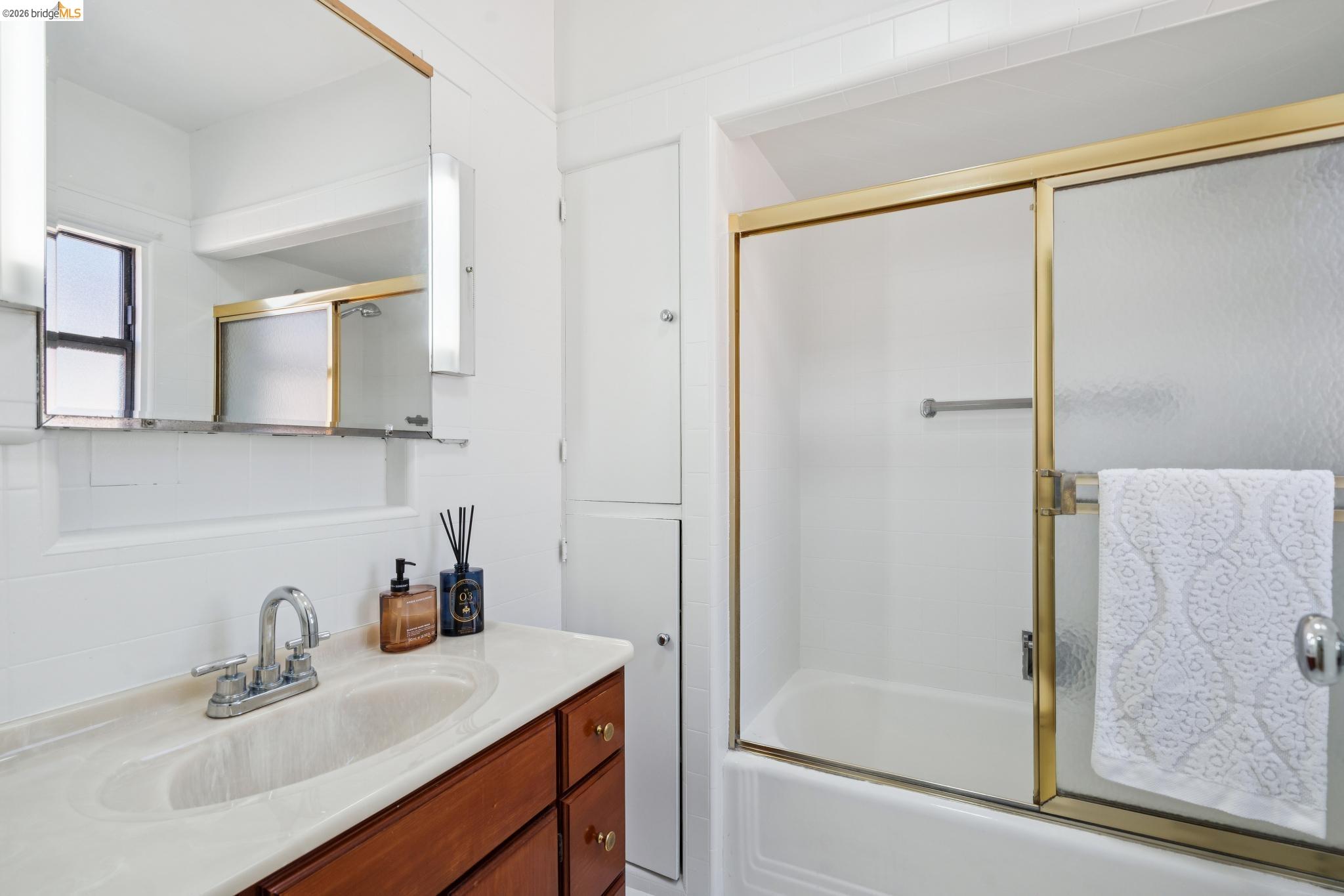 Detail Gallery Image 19 of 55 For 2328 Bartlett St, Oakland,  CA 94601 - 5 Beds | 2 Baths