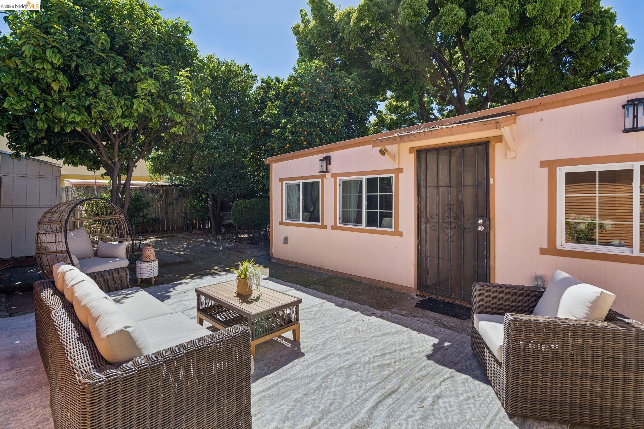 Detail Gallery Image 27 of 55 For 2328 Bartlett St, Oakland,  CA 94601 - 5 Beds | 2 Baths