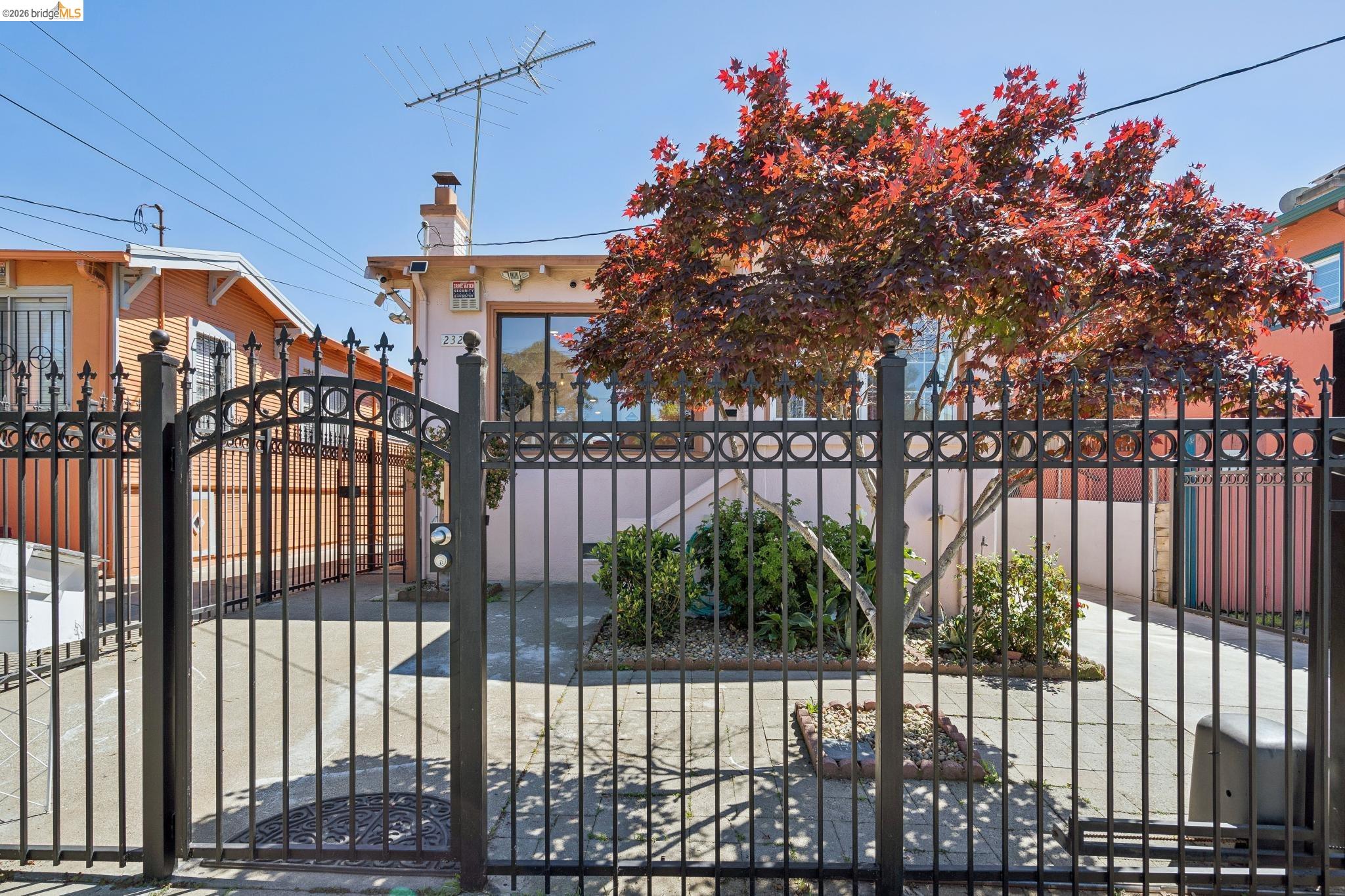 Detail Gallery Image 4 of 55 For 2328 Bartlett St, Oakland,  CA 94601 - 5 Beds | 2 Baths