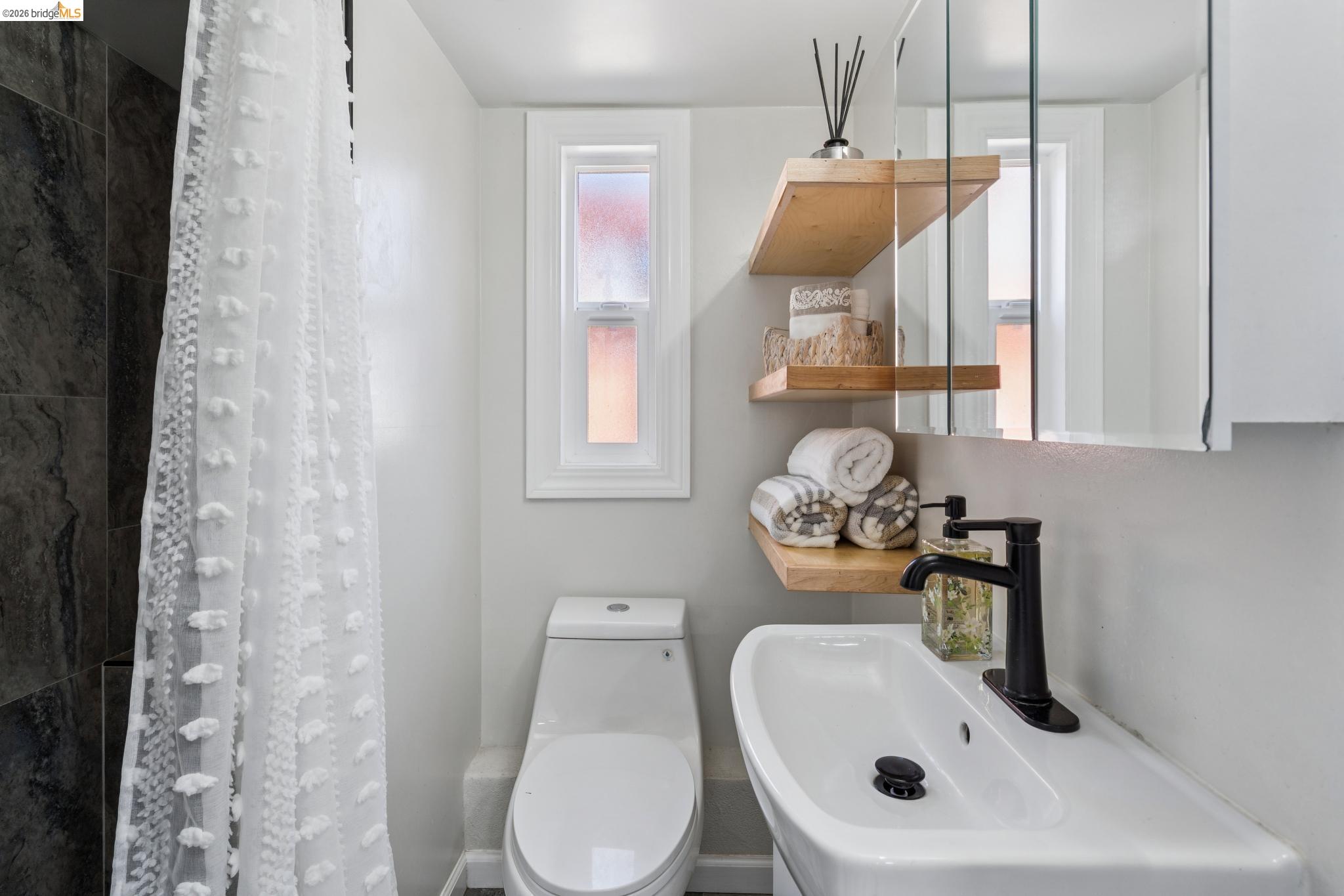 Detail Gallery Image 37 of 55 For 2328 Bartlett St, Oakland,  CA 94601 - 5 Beds | 2 Baths