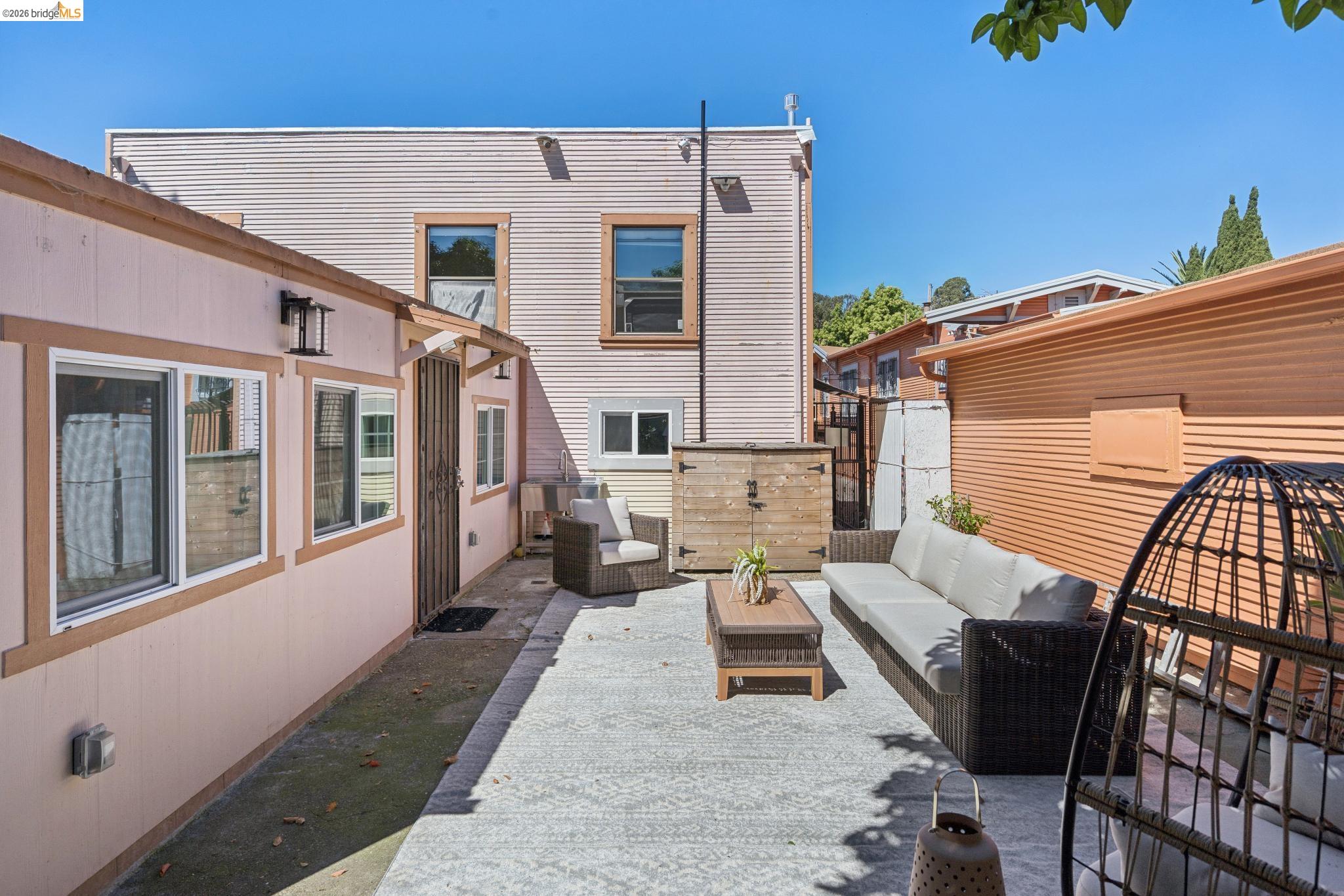 Detail Gallery Image 42 of 55 For 2328 Bartlett St, Oakland,  CA 94601 - 5 Beds | 2 Baths