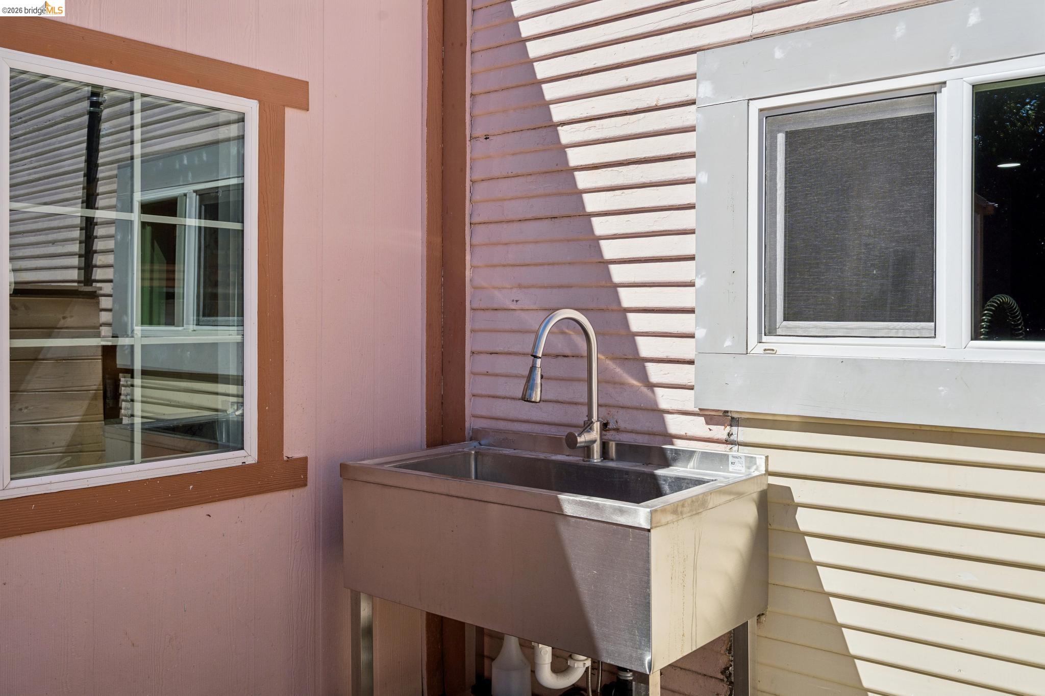 Detail Gallery Image 43 of 55 For 2328 Bartlett St, Oakland,  CA 94601 - 5 Beds | 2 Baths