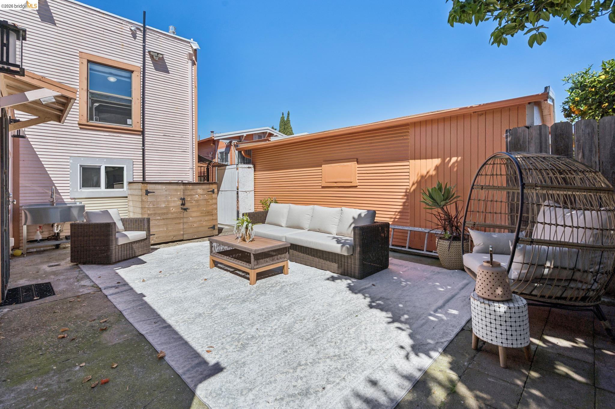 Detail Gallery Image 44 of 55 For 2328 Bartlett St, Oakland,  CA 94601 - 5 Beds | 2 Baths