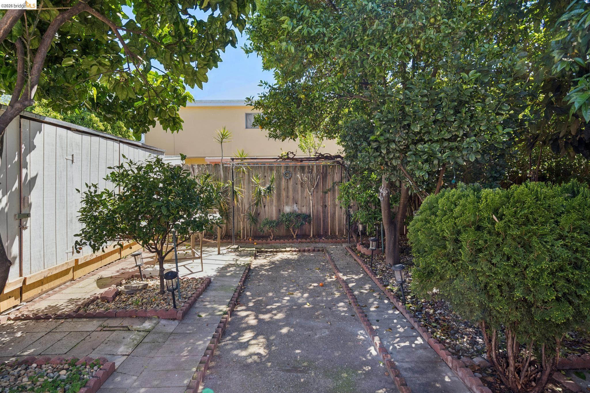 Detail Gallery Image 46 of 55 For 2328 Bartlett St, Oakland,  CA 94601 - 5 Beds | 2 Baths