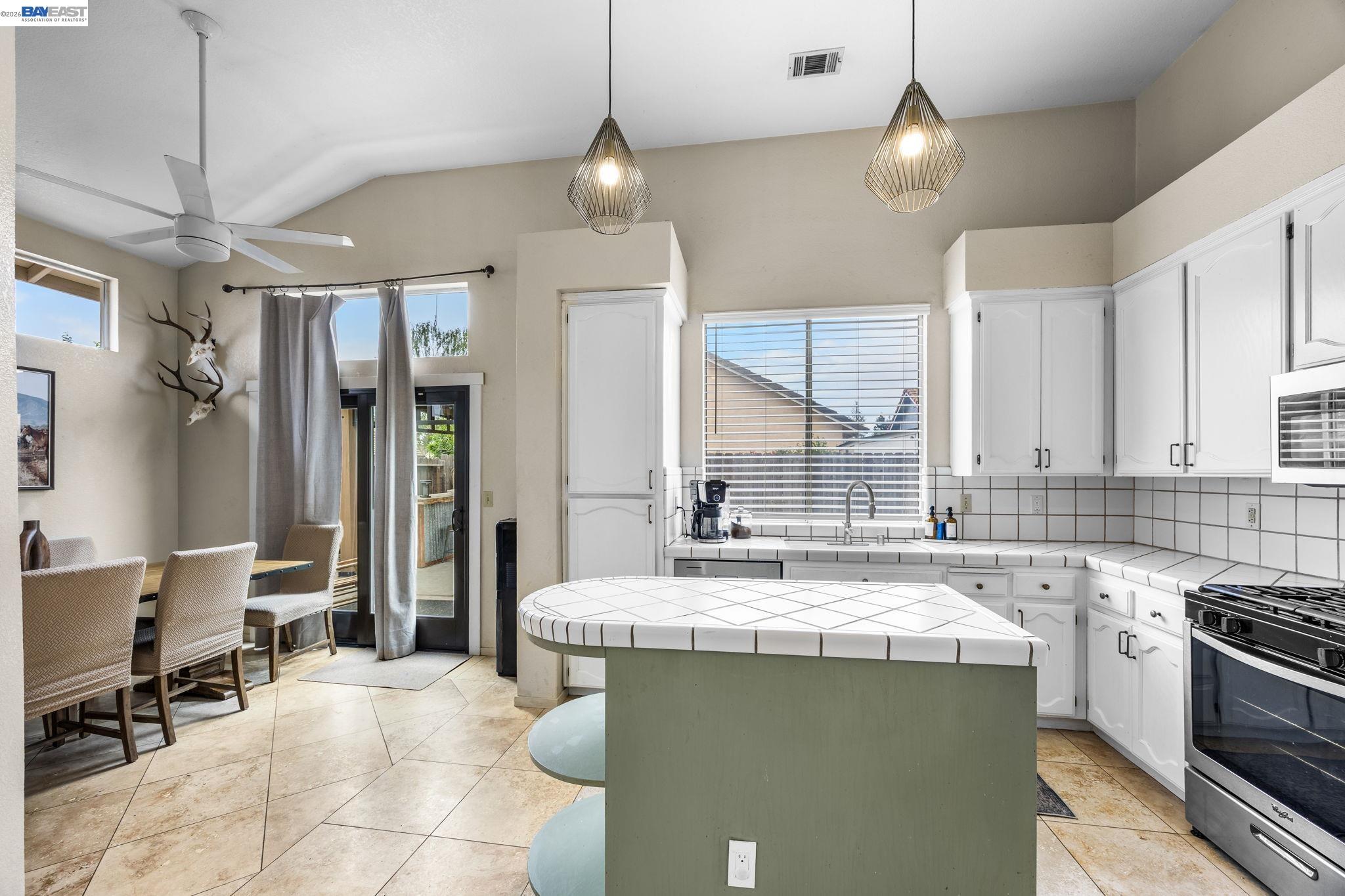 Detail Gallery Image 14 of 32 For 502 Chablis Way, Manteca,  CA 95337 - 3 Beds | 2 Baths