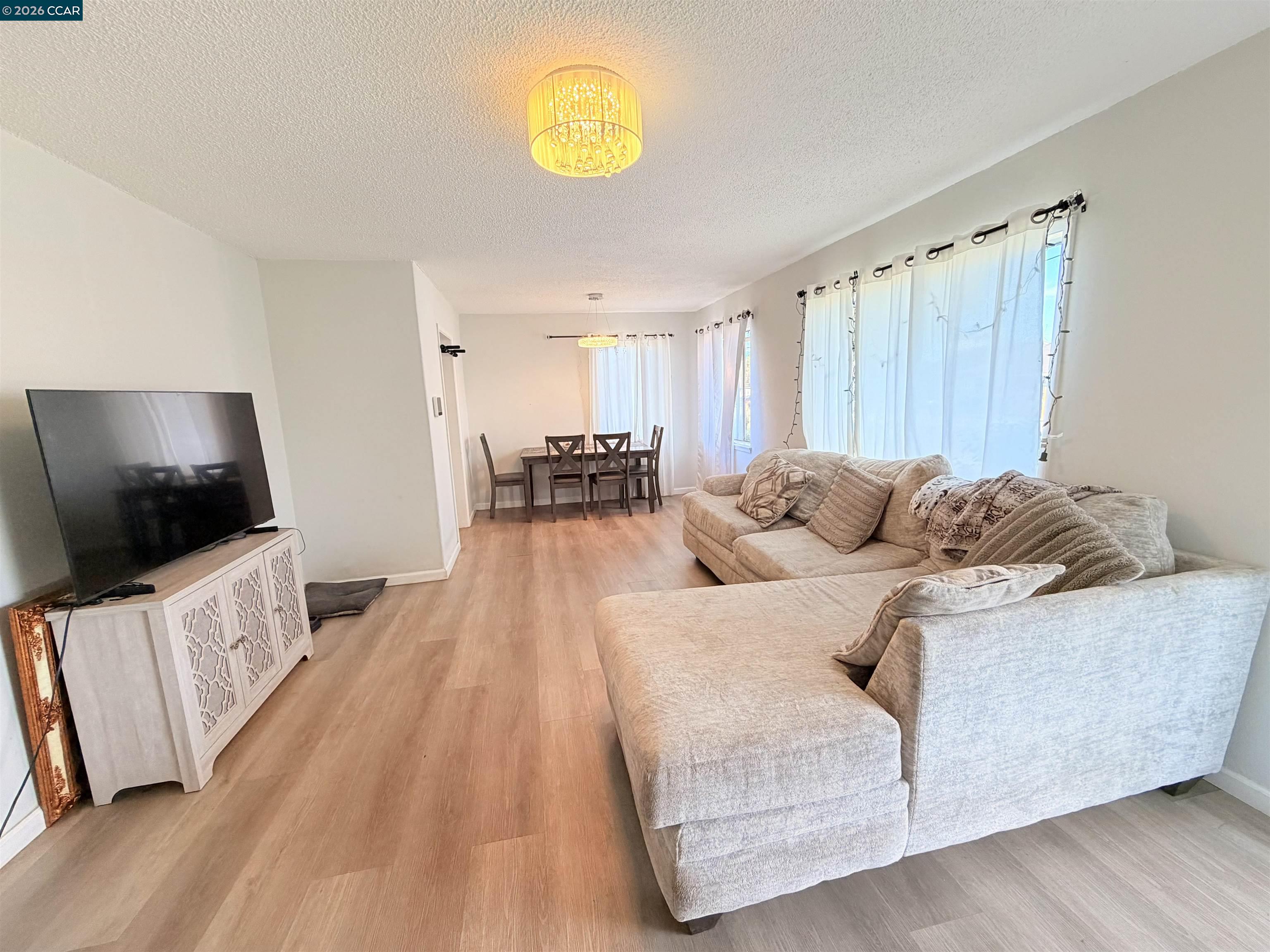 Detail Gallery Image 2 of 18 For 238 Fitzpatrick Rd, Oakland,  CA 94603 - 3 Beds | 1 Baths