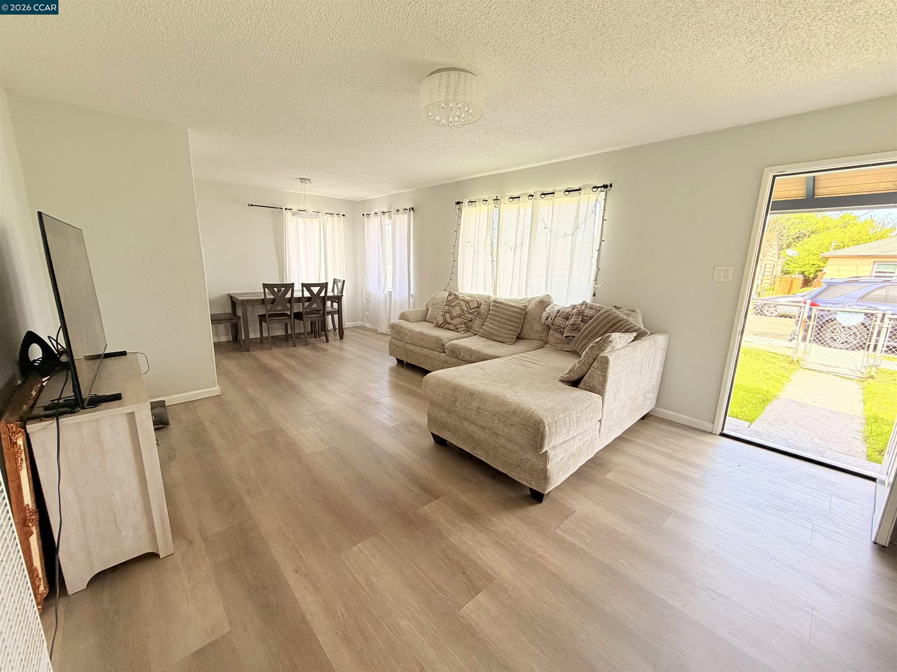 Detail Gallery Image 3 of 18 For 238 Fitzpatrick Rd, Oakland,  CA 94603 - 3 Beds | 1 Baths