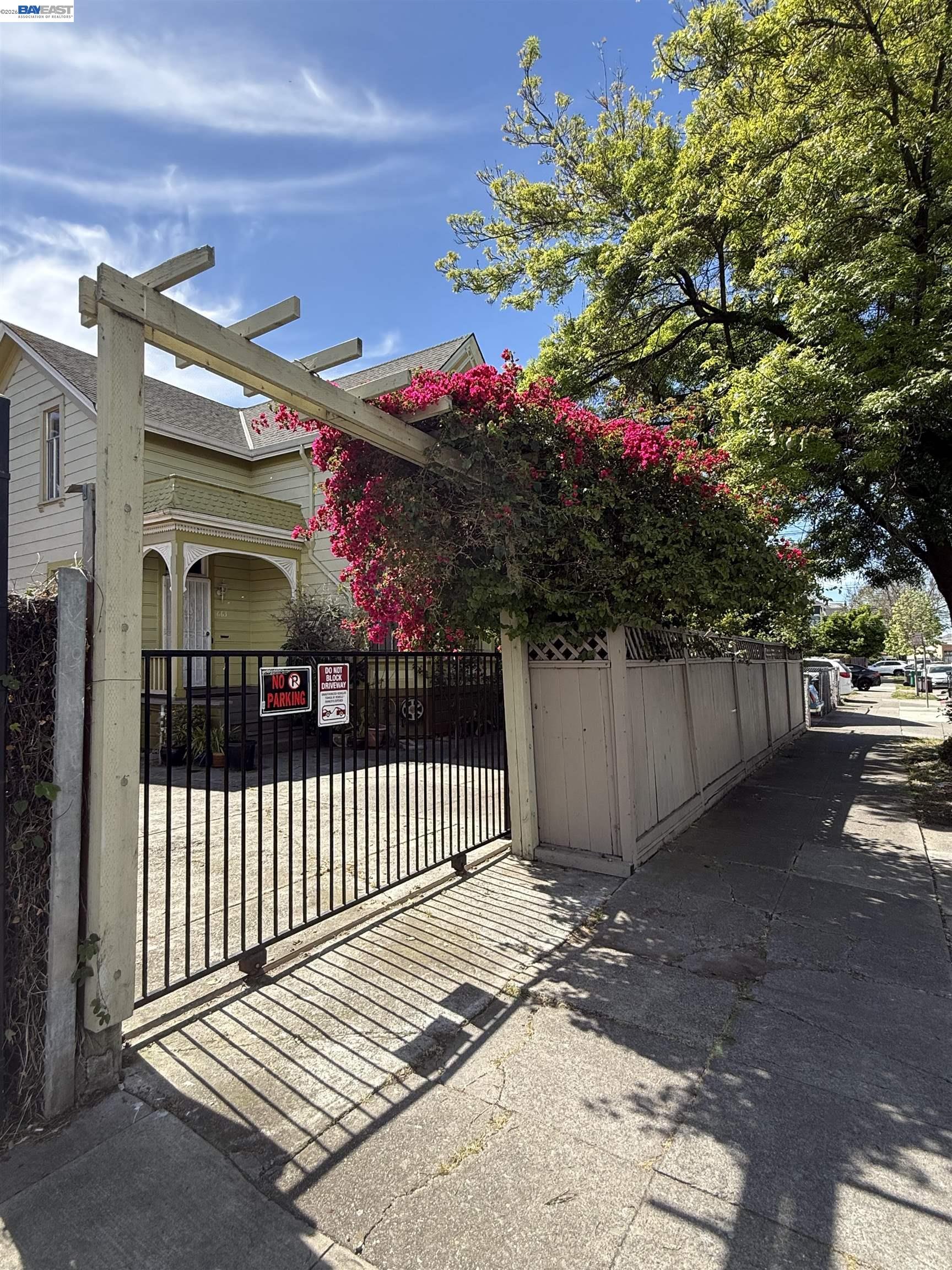 Detail Gallery Image 2 of 5 For 663 25th Street, Oakland,  CA 94612-1101 - 4 Beds | 3 Baths