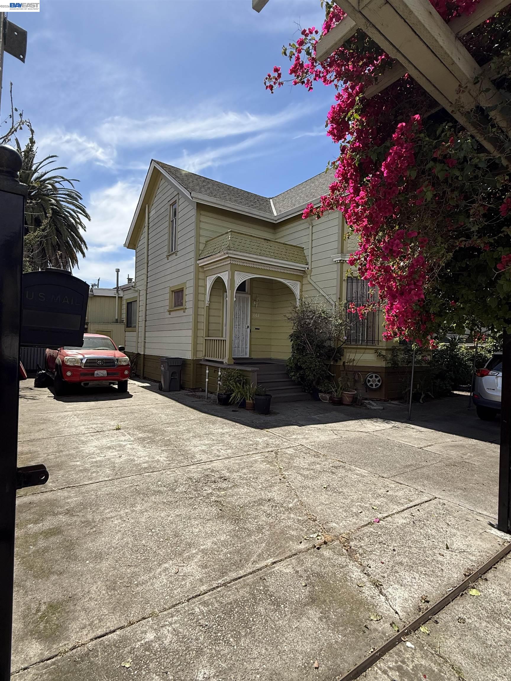 Detail Gallery Image 5 of 5 For 663 25th Street, Oakland,  CA 94612-1101 - 4 Beds | 3 Baths