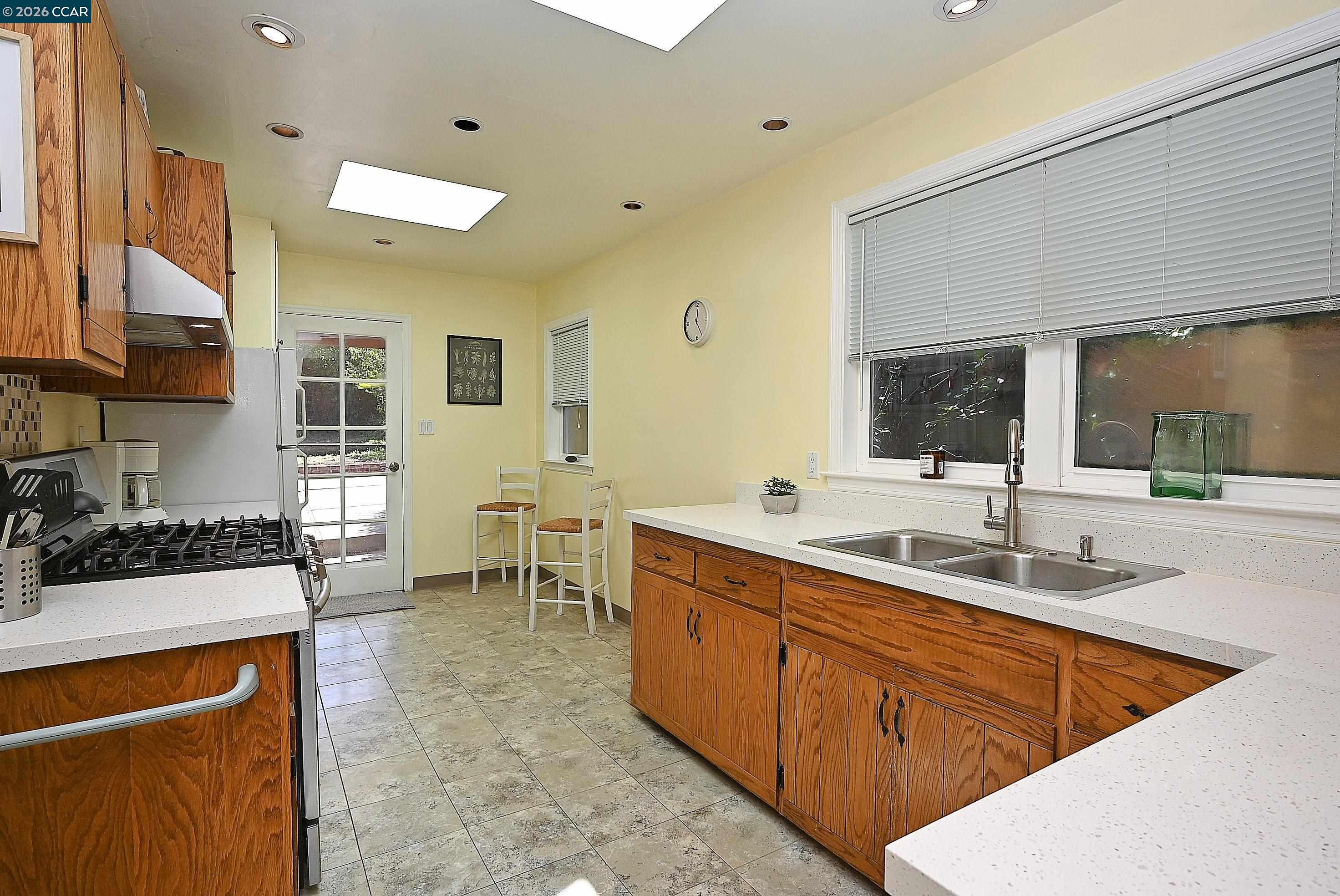 Detail Gallery Image 13 of 36 For 925 North Rd, Belmont,  CA 94002 - 2 Beds | 1 Baths