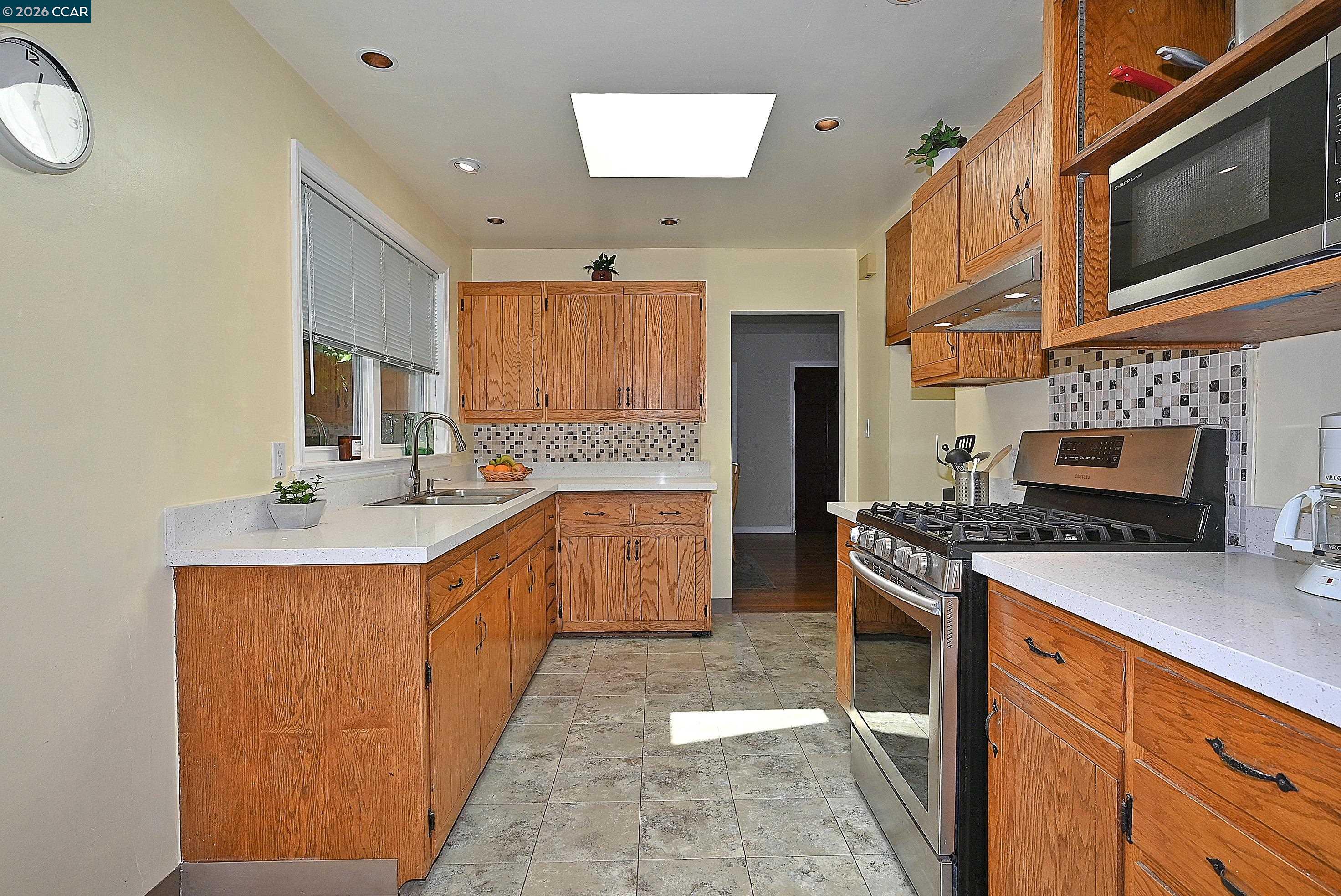 Detail Gallery Image 16 of 36 For 925 North Rd, Belmont,  CA 94002 - 2 Beds | 1 Baths