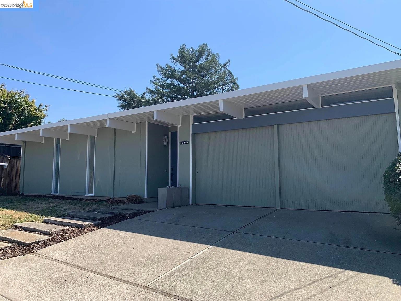 Detail Gallery Image 2 of 34 For 5559 Greenridge Rd, Castro Valley,  CA 94552 - 4 Beds | 2 Baths