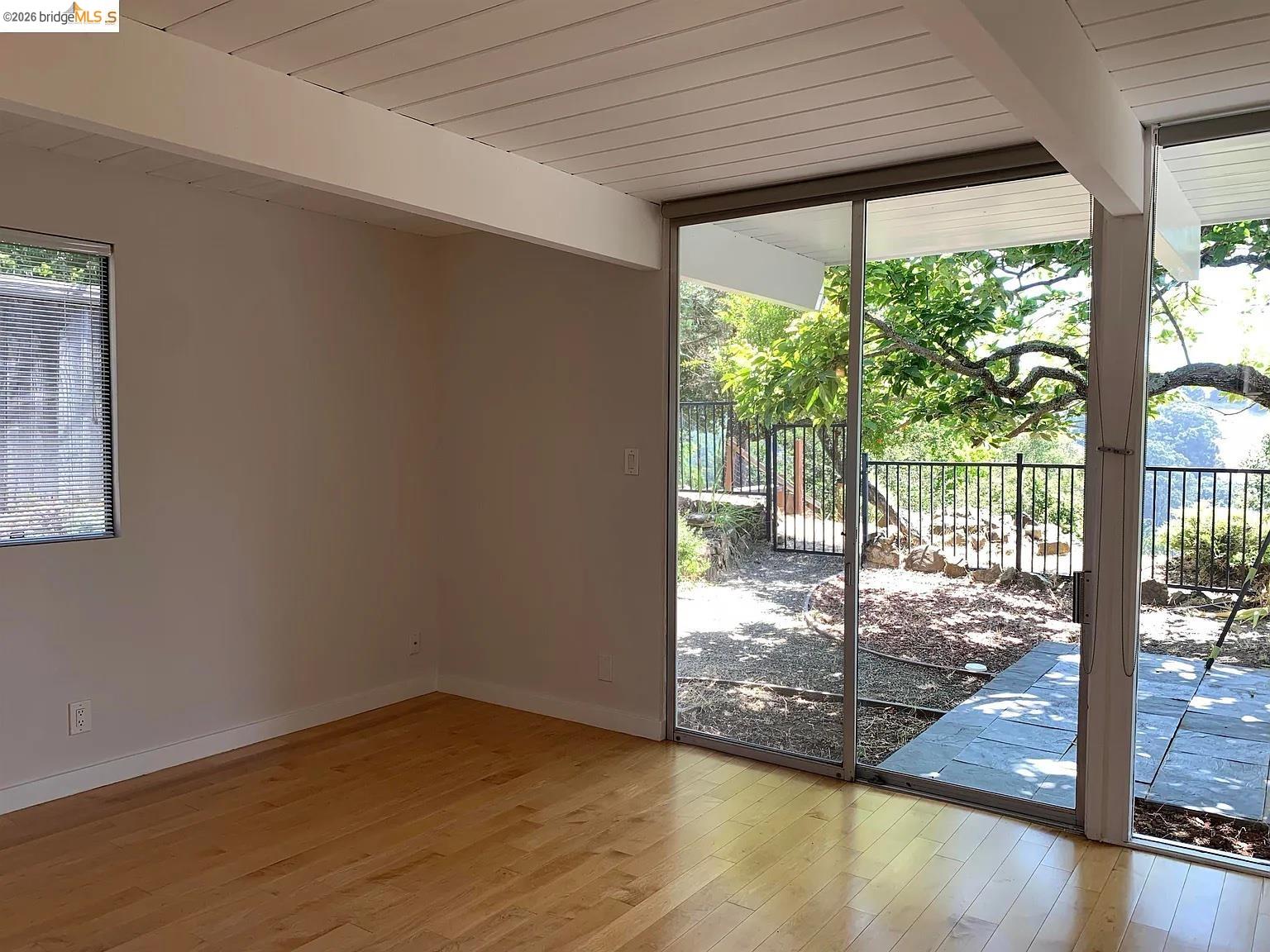 Detail Gallery Image 14 of 34 For 5559 Greenridge Rd, Castro Valley,  CA 94552 - 4 Beds | 2 Baths