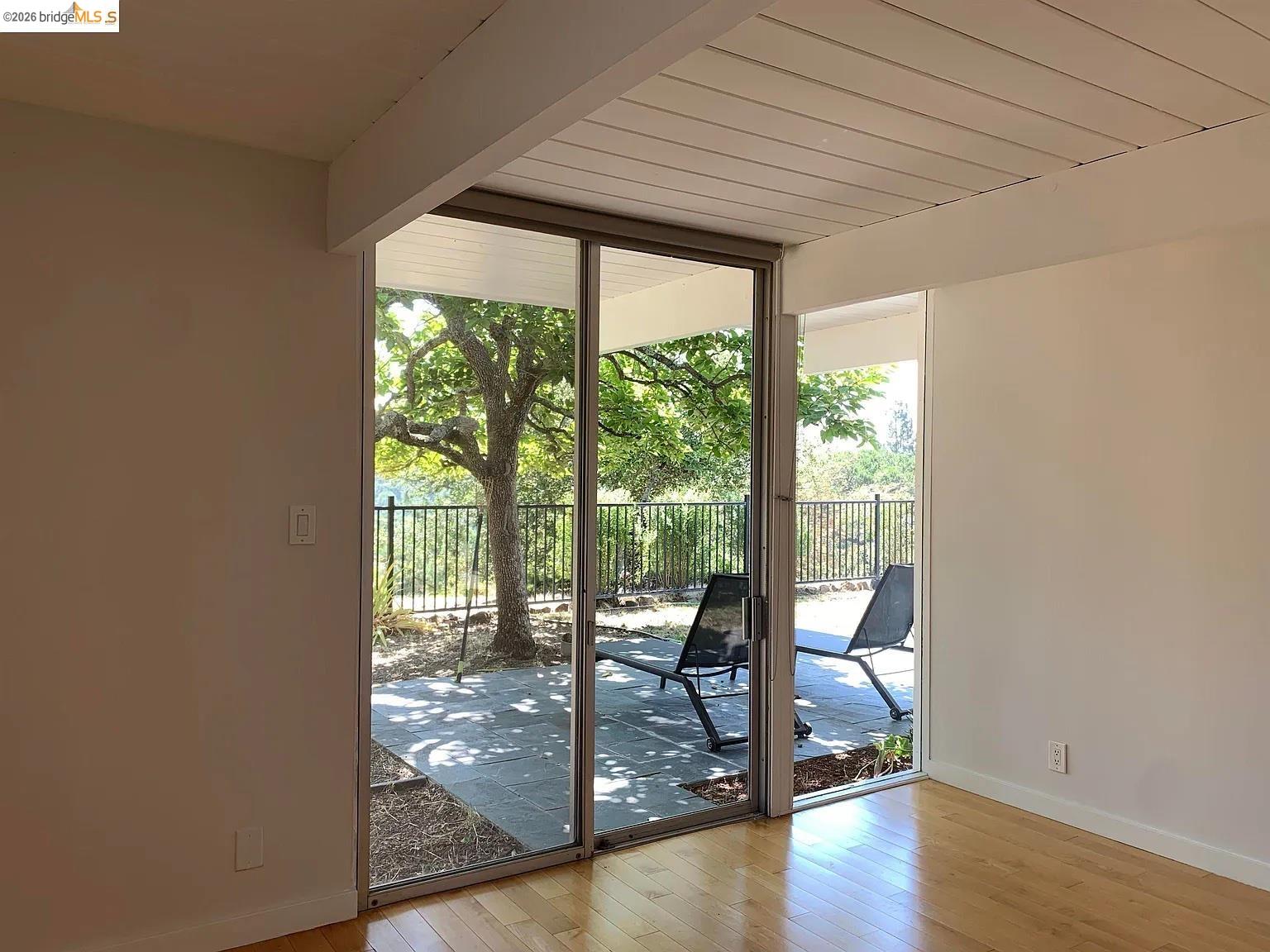 Detail Gallery Image 16 of 34 For 5559 Greenridge Rd, Castro Valley,  CA 94552 - 4 Beds | 2 Baths