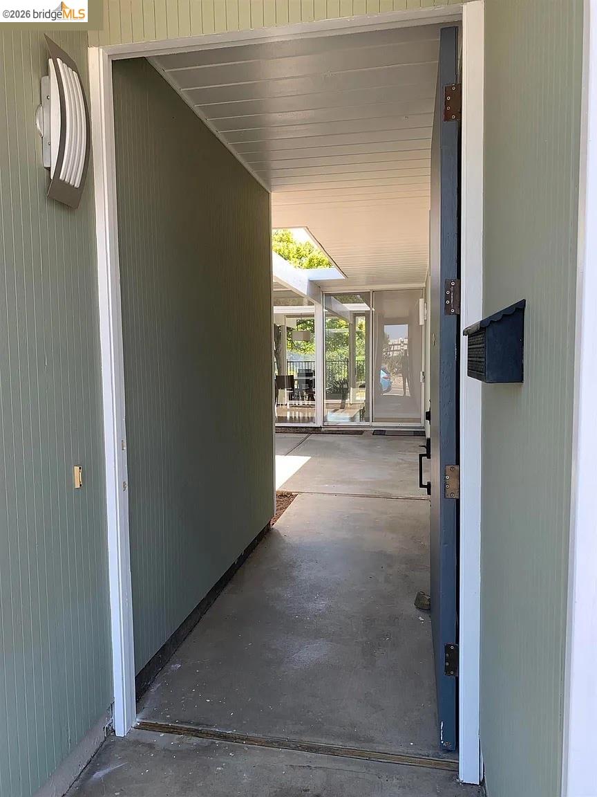 Detail Gallery Image 4 of 34 For 5559 Greenridge Rd, Castro Valley,  CA 94552 - 4 Beds | 2 Baths